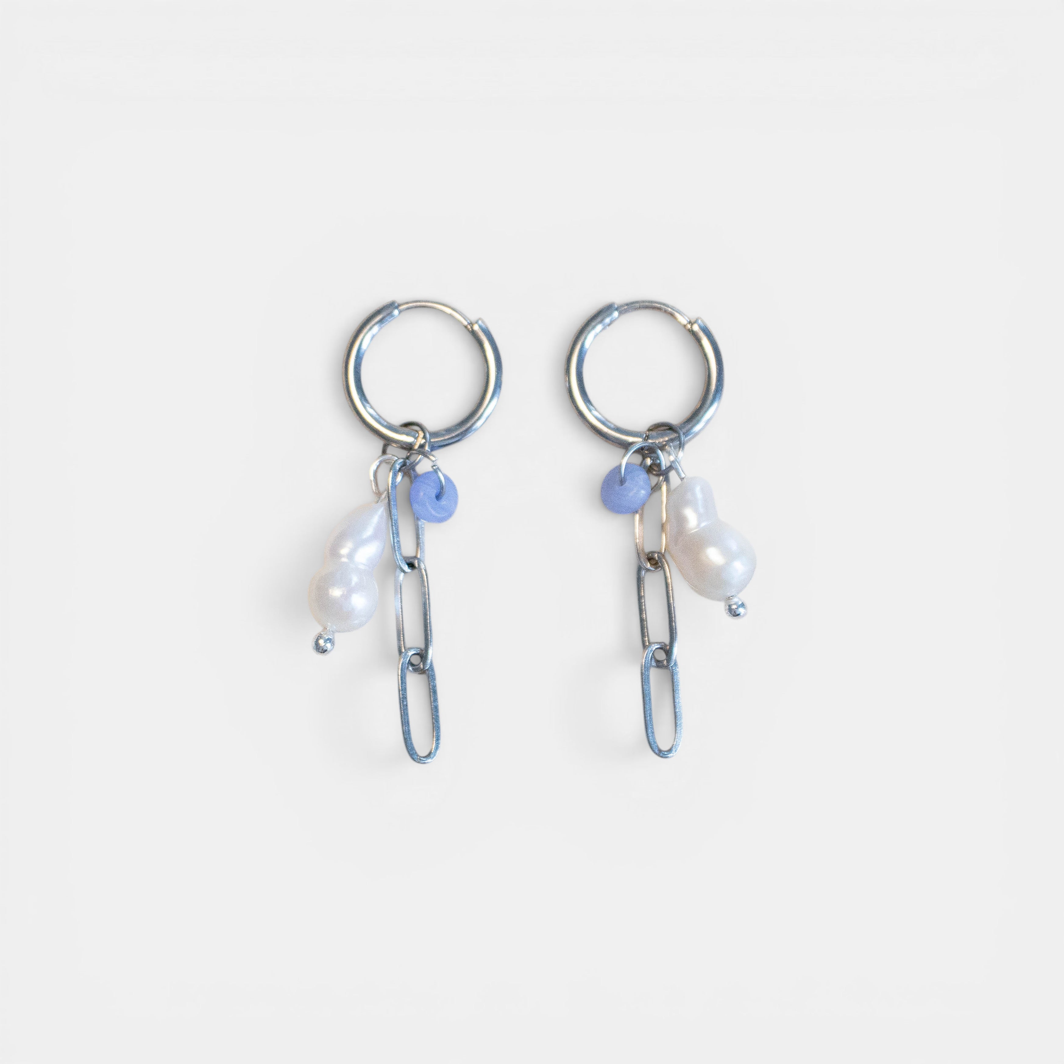 Huggie Ohrringe aus Edelstahl mit Kette und zierlicher natürlicher Barokperle - Nooe UG