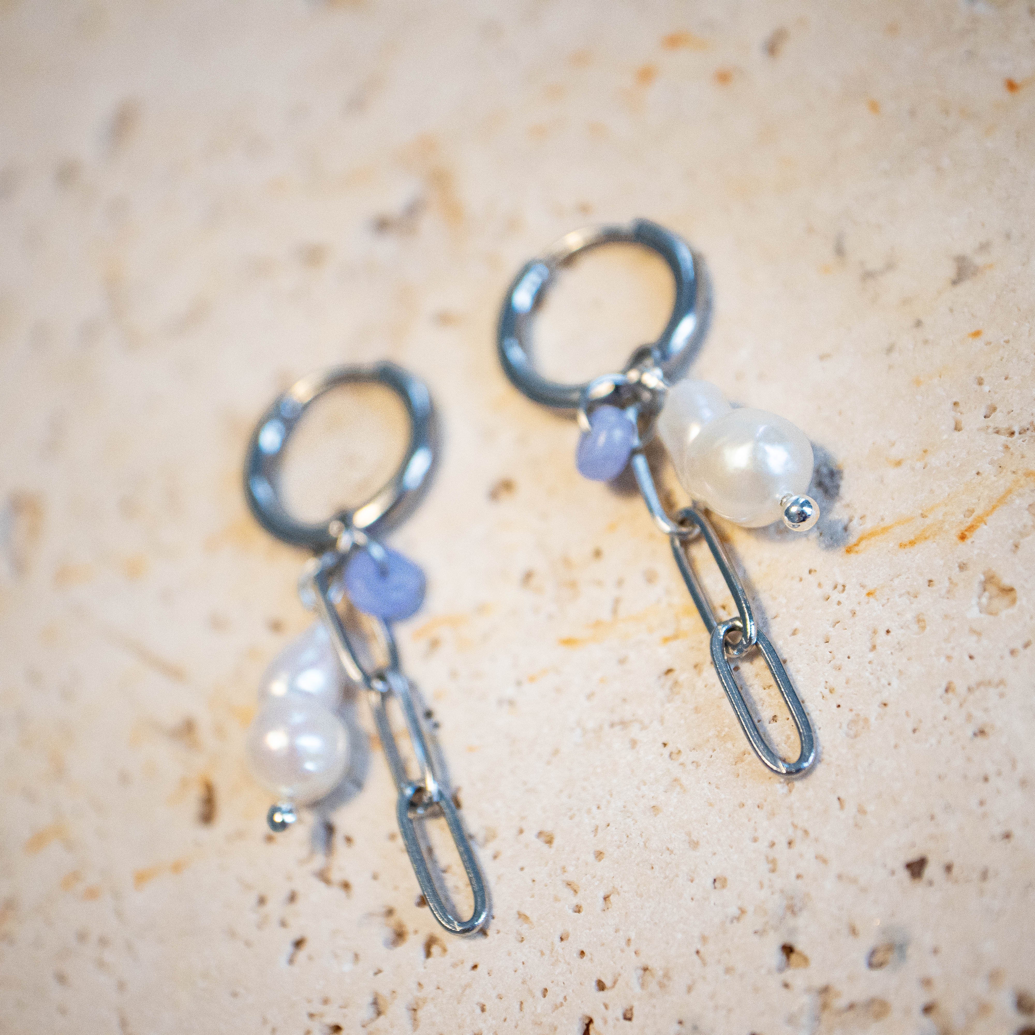 Huggie Ohrringe aus Edelstahl mit Kette und zierlicher natürlicher Barokperle - Nooe UG