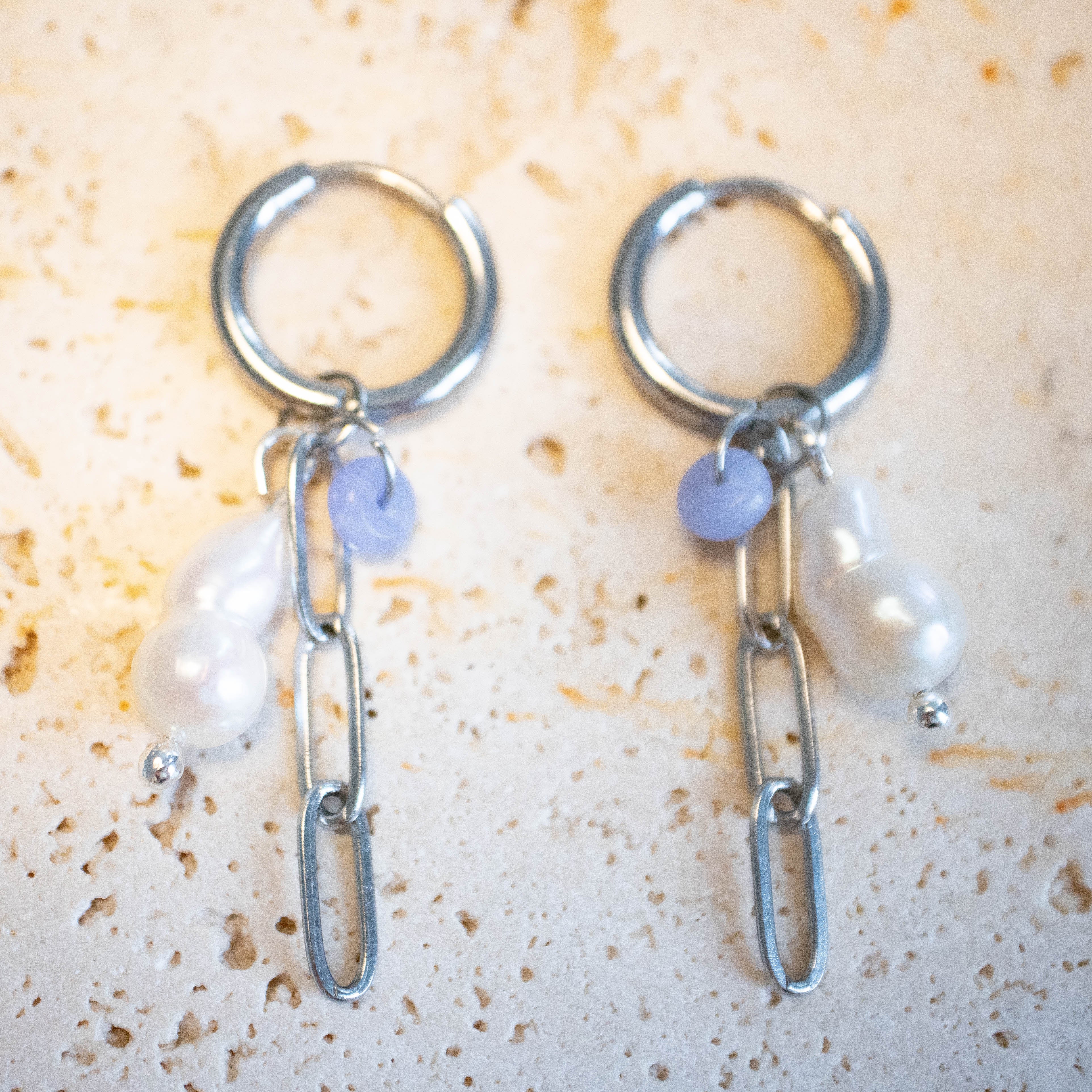 Huggie Ohrringe aus Edelstahl mit Kette und zierlicher natürlicher Barokperle - Nooe UG