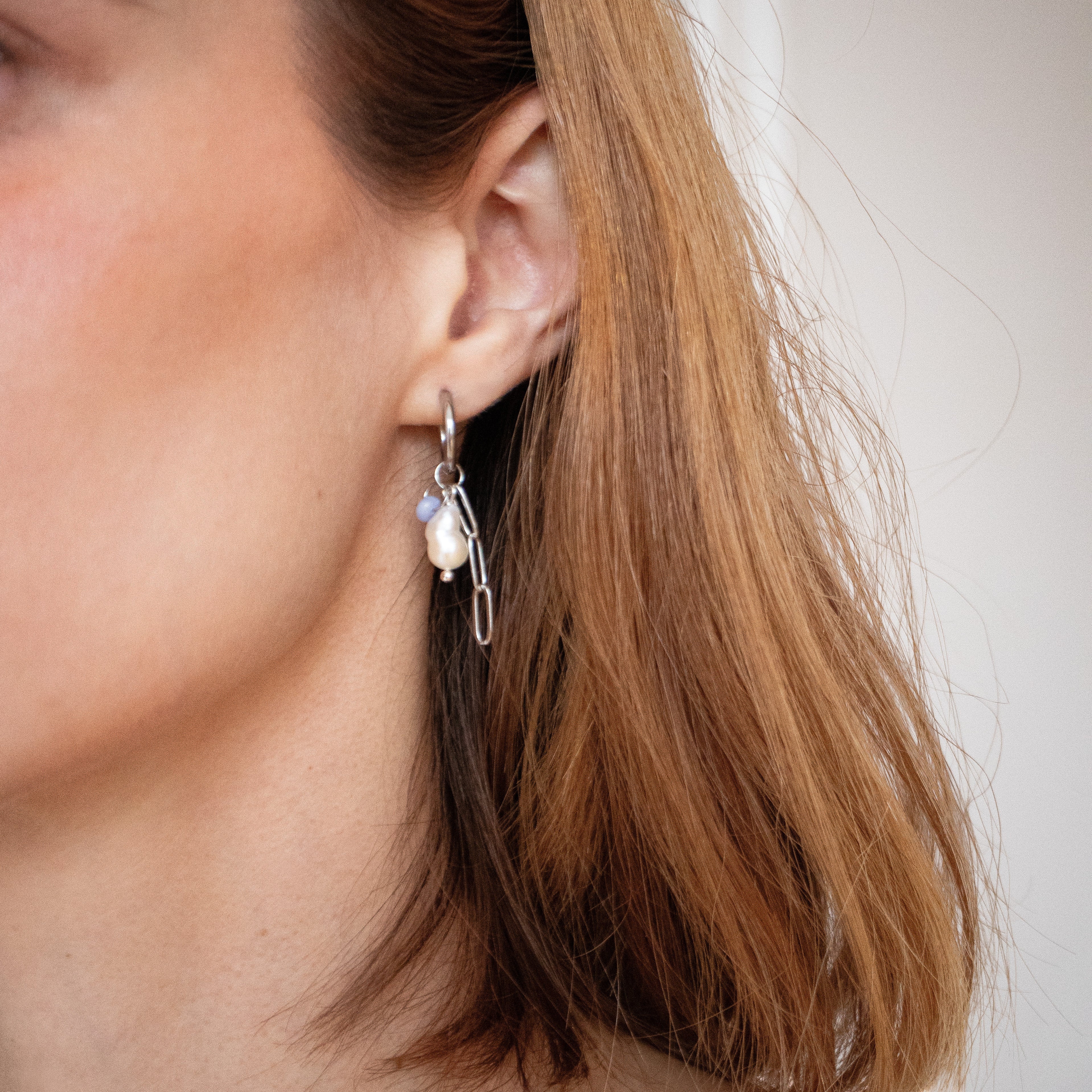 ++ Huggie Ohrringe aus Edelstahl mit Kette und zierlicher natürlicher Barokperle - Nooe UG