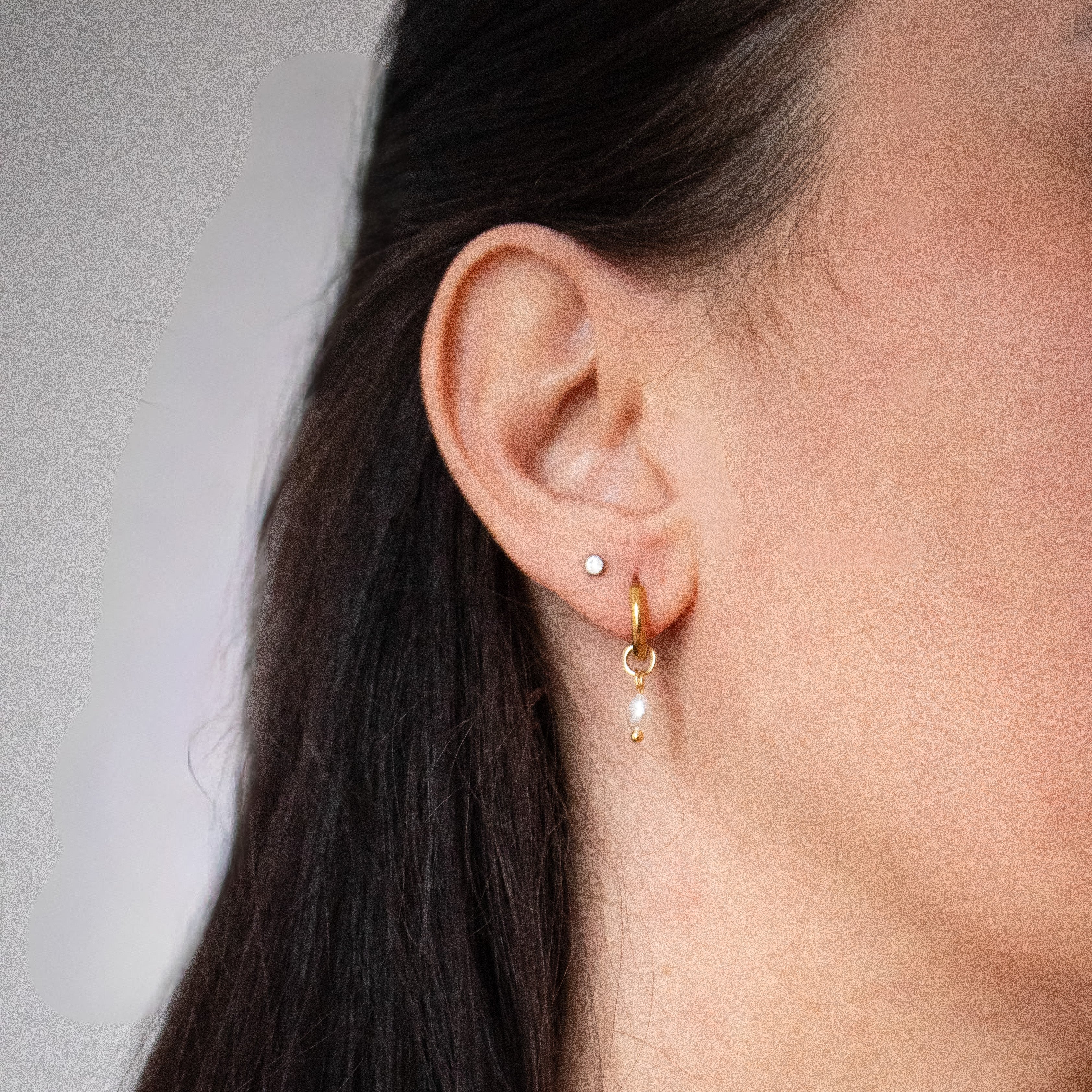 ++ Threader oder Huggie Ihrringe mit Mini Süßwasserperle vergoldet - Nooe UG