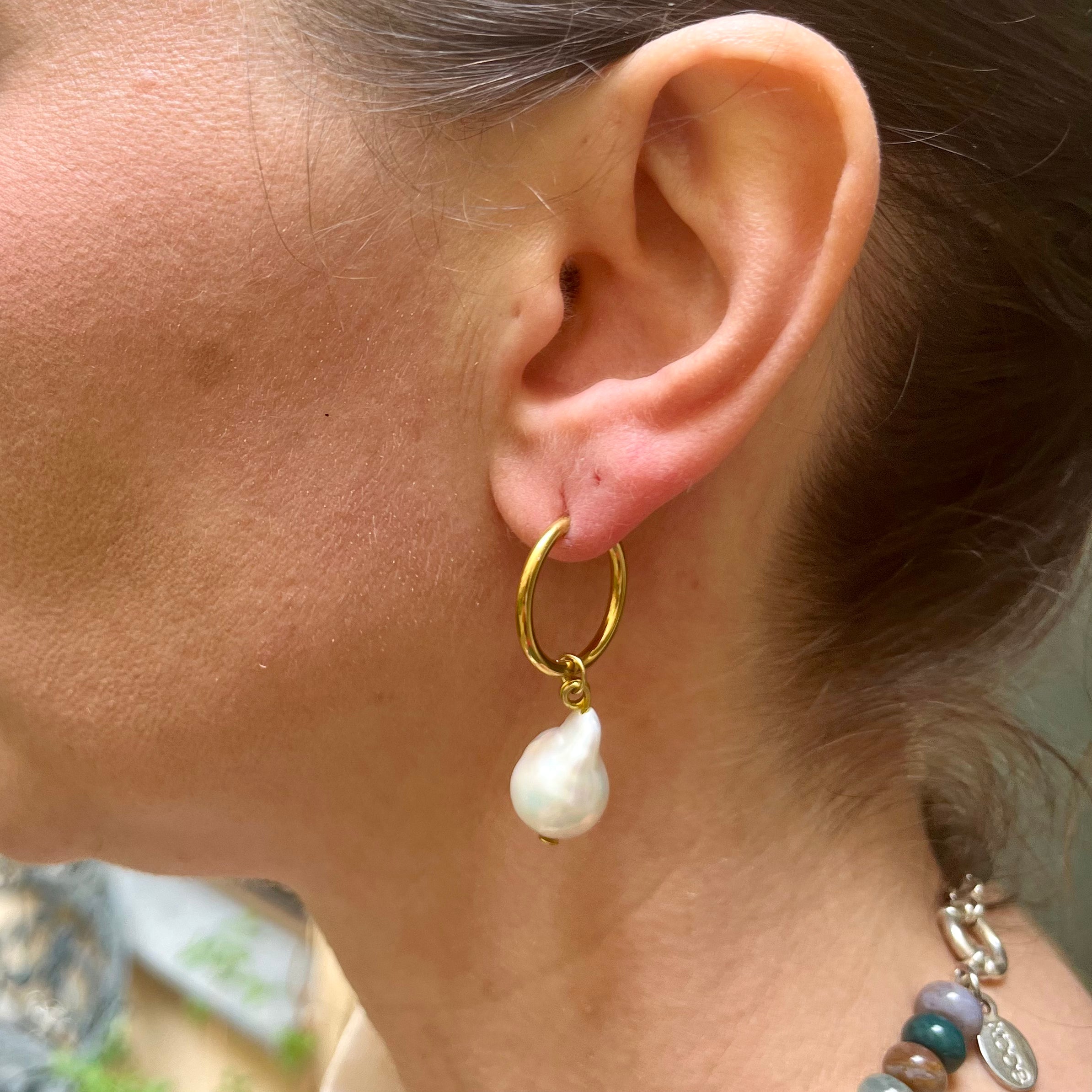 Pendientes de aro Huggie con perlas de agua dulce, perlas barrocas, oro hecho a mano
