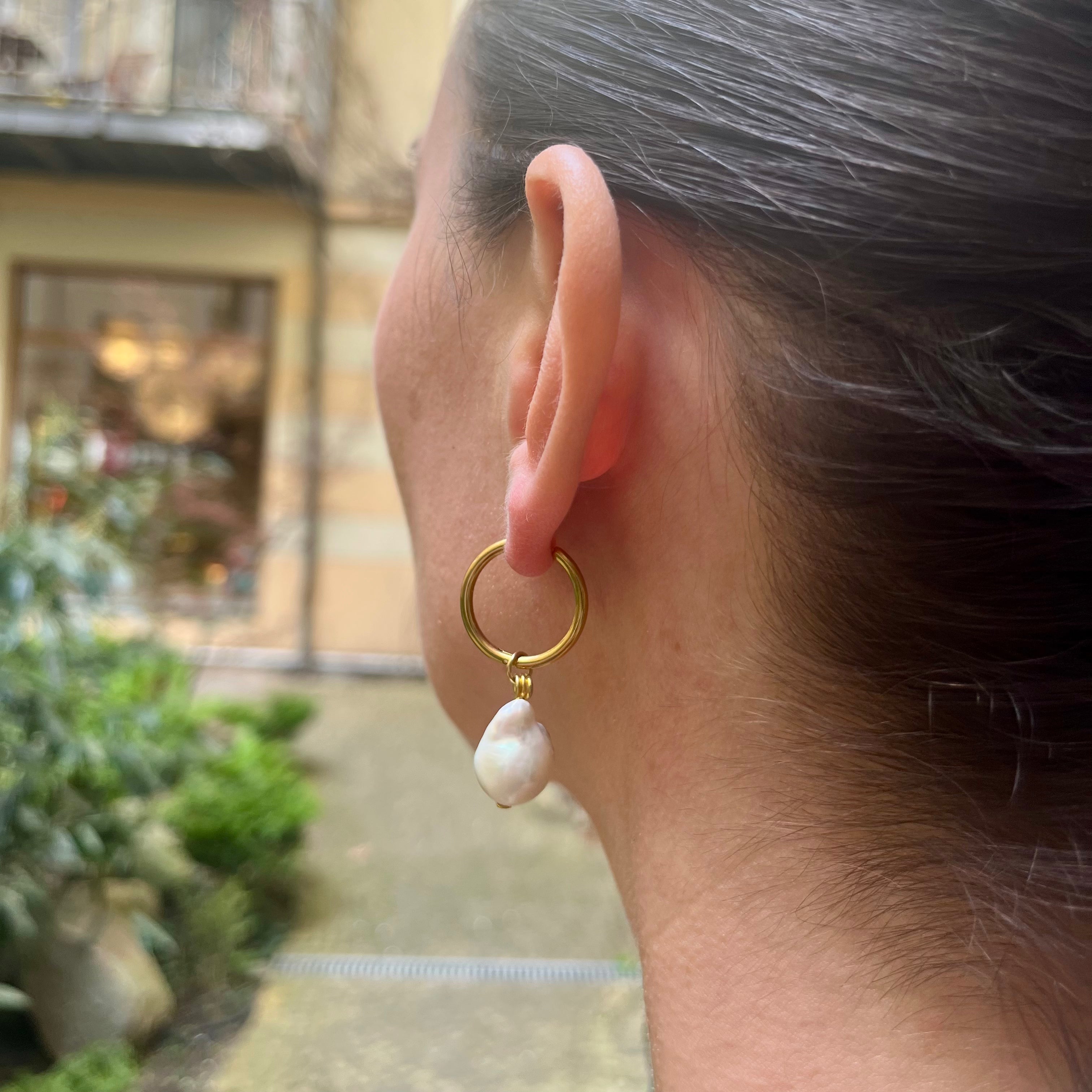 Pendientes de aro Huggie con perlas de agua dulce, perlas barrocas, oro hecho a mano