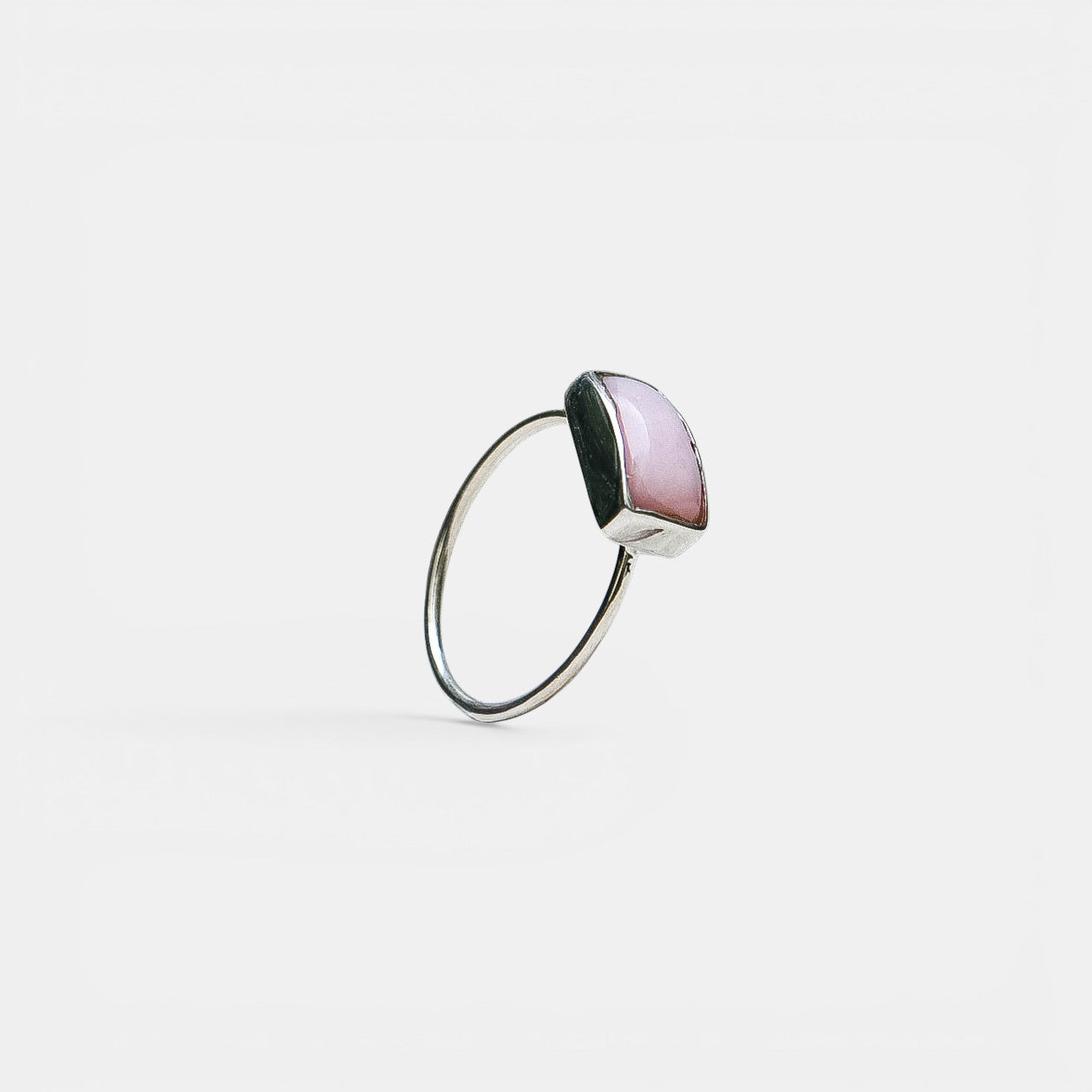 Zarter Ring – Rechteckiger Pinker Opal, 925 Sterling Silber | NOOE Berlin