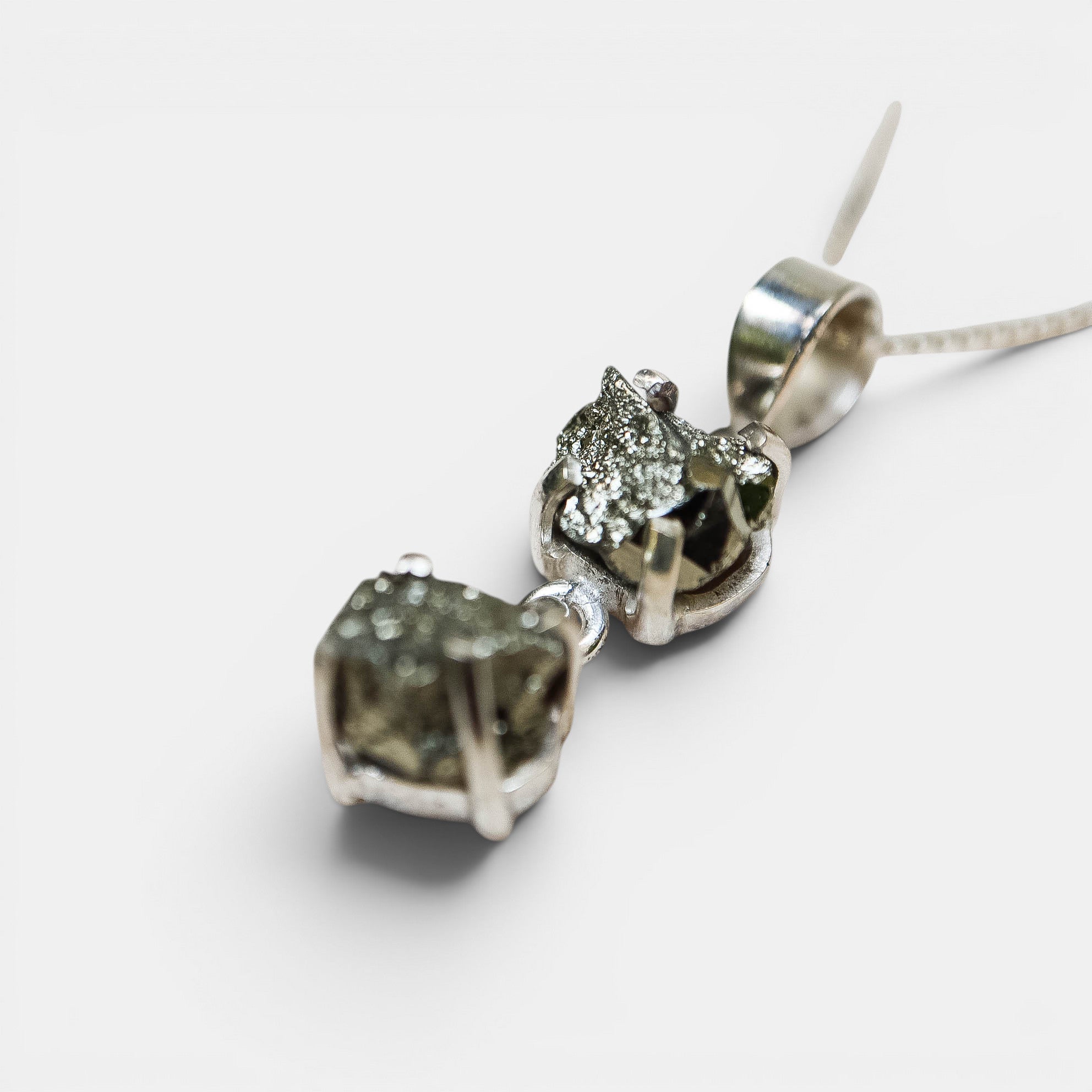 Pyrit Kette – zwei rohe Pyrit-Steine, 925 Sterling Silber | NOOE Berlin