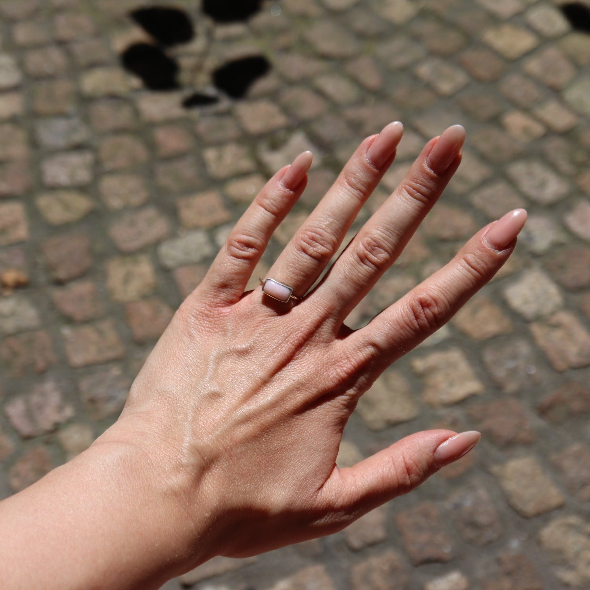 Zarter Ring – Rechteckiger Pinker Opal, 925 Sterling Silber | NOOE Berlin
