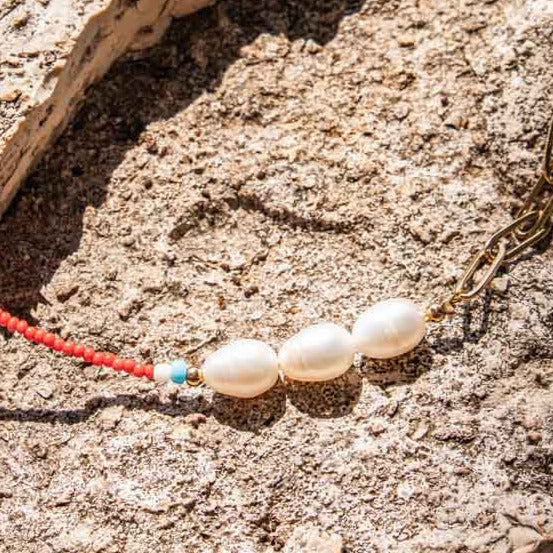 Rote Perlenkette mit Rocailles Süßwasserperlen und einer Kauri Muschel gold handgemacht - NooeBerlin