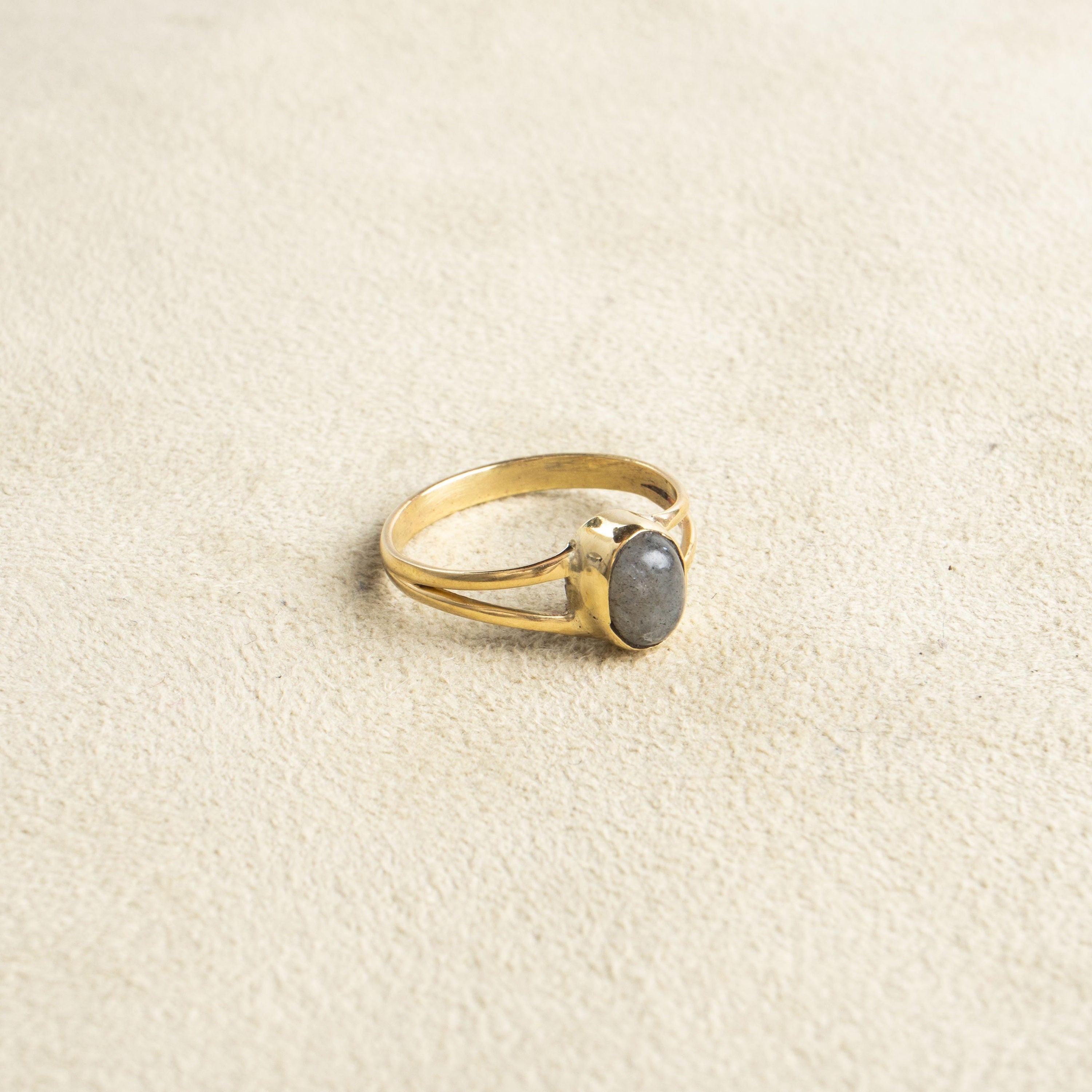 Kleiner ovaler Labradorit Ring gold