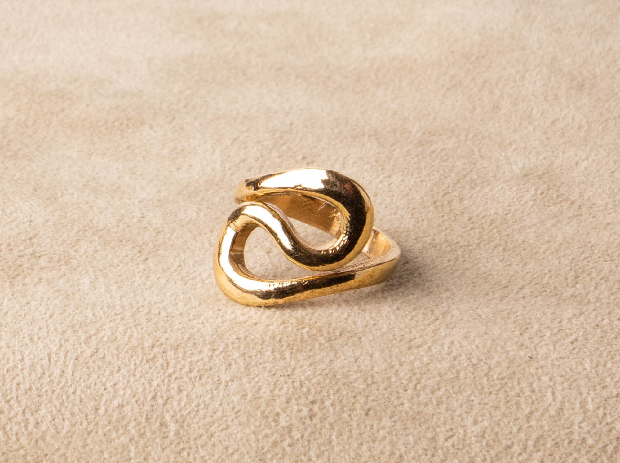 Statement Ring Welle Swirl gold asymmetrisch handgemacht