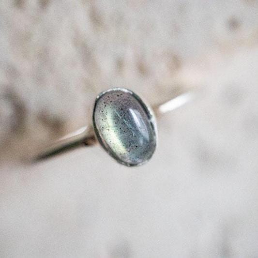 Zierlicher Labradorit Ring aus 925 Sterling Silber / ovaler Stapelring handgemacht