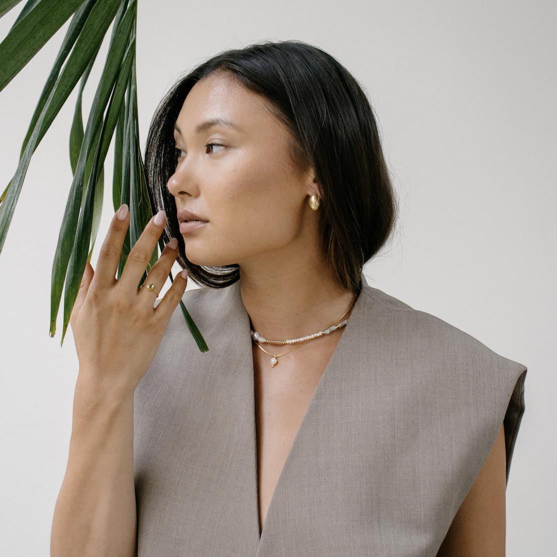 Zierliche Vergoldtete Halskette aus 925 Sterling Silber mit rundem Regenbogen Mondstein handgemacht