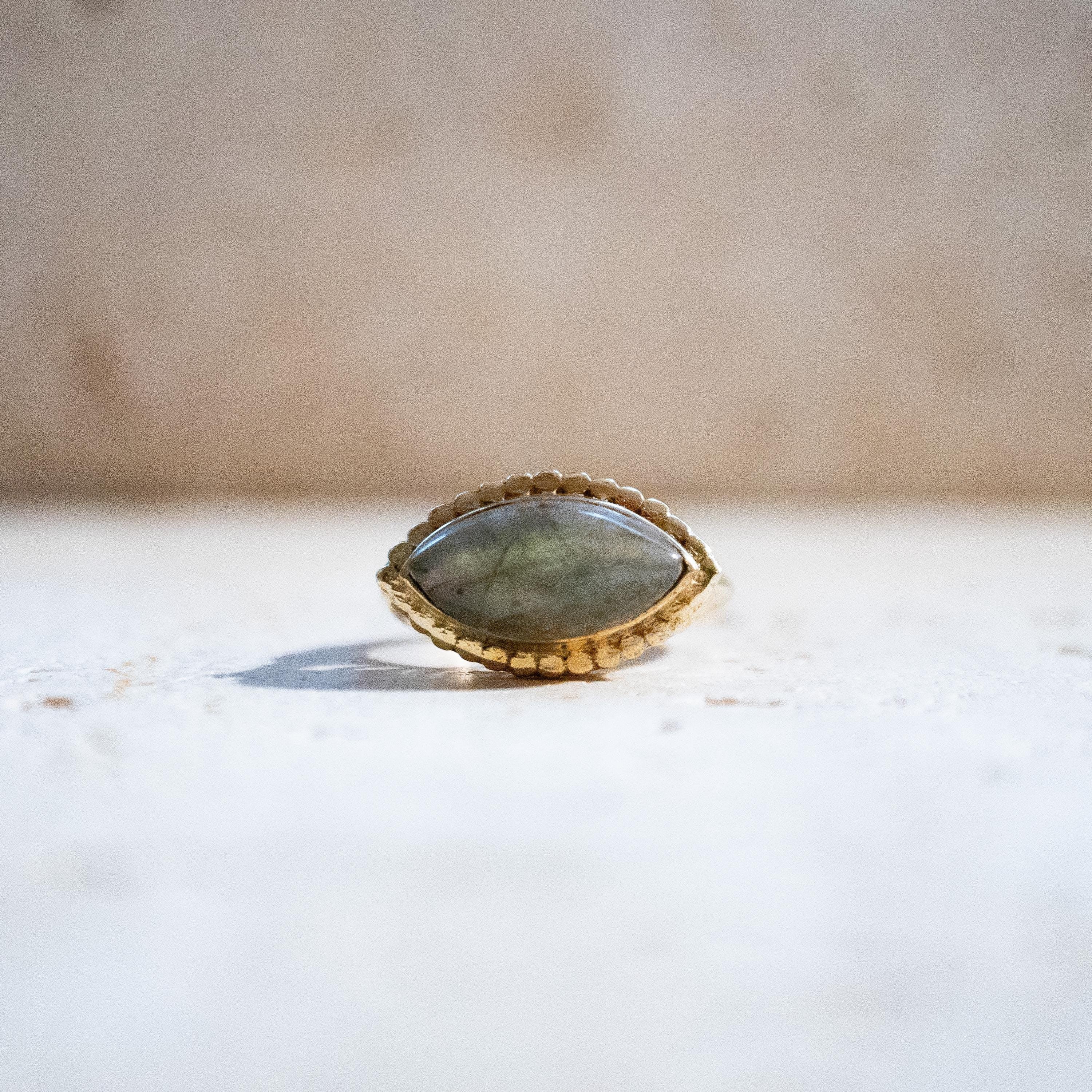 Augenförmiger Labradorit Ring groß gold handgemacht
