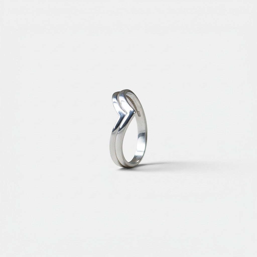 Nooe UG double chevron ring in polished 925 sterling silver. Modern minimalist design, handmade.