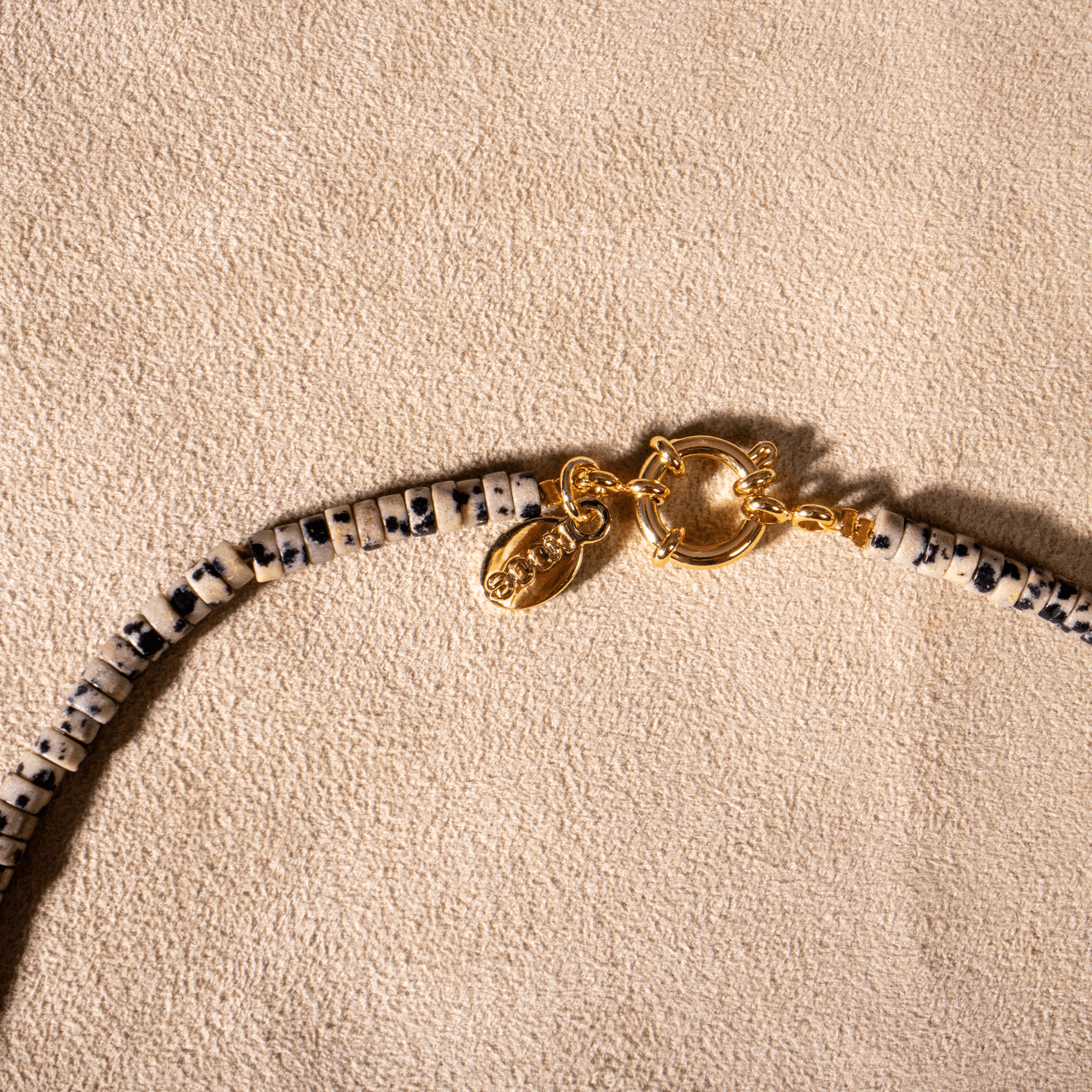 Dalmatiner Jaspis Heishi Perlen Kette choker Kette gold handgemacht - NooeBerlin