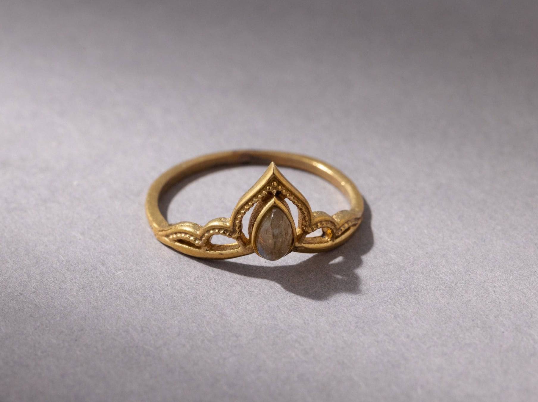 Tiara Kronen Ring mit Labradorit Spitze - NooeBerlin