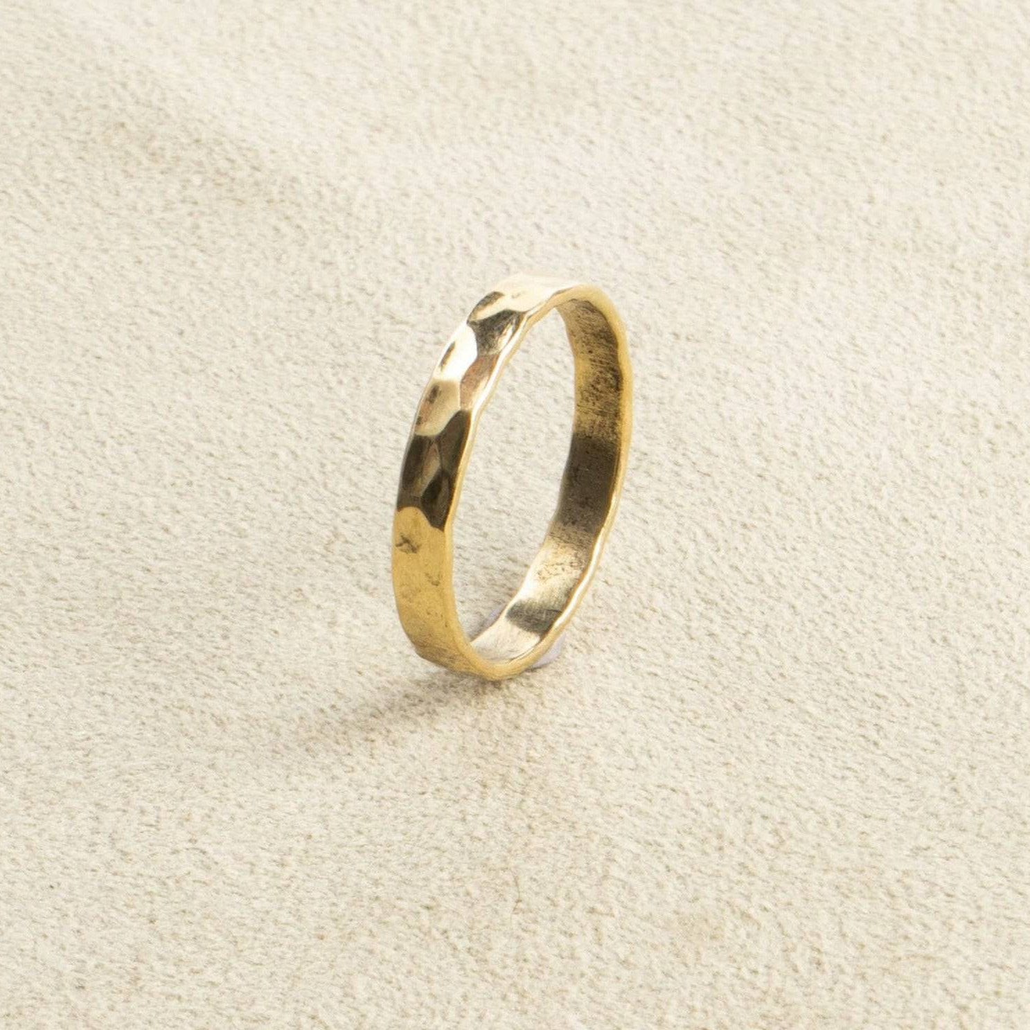 Beschlagener Ring aus Messing gehämmert - NooeBerlin