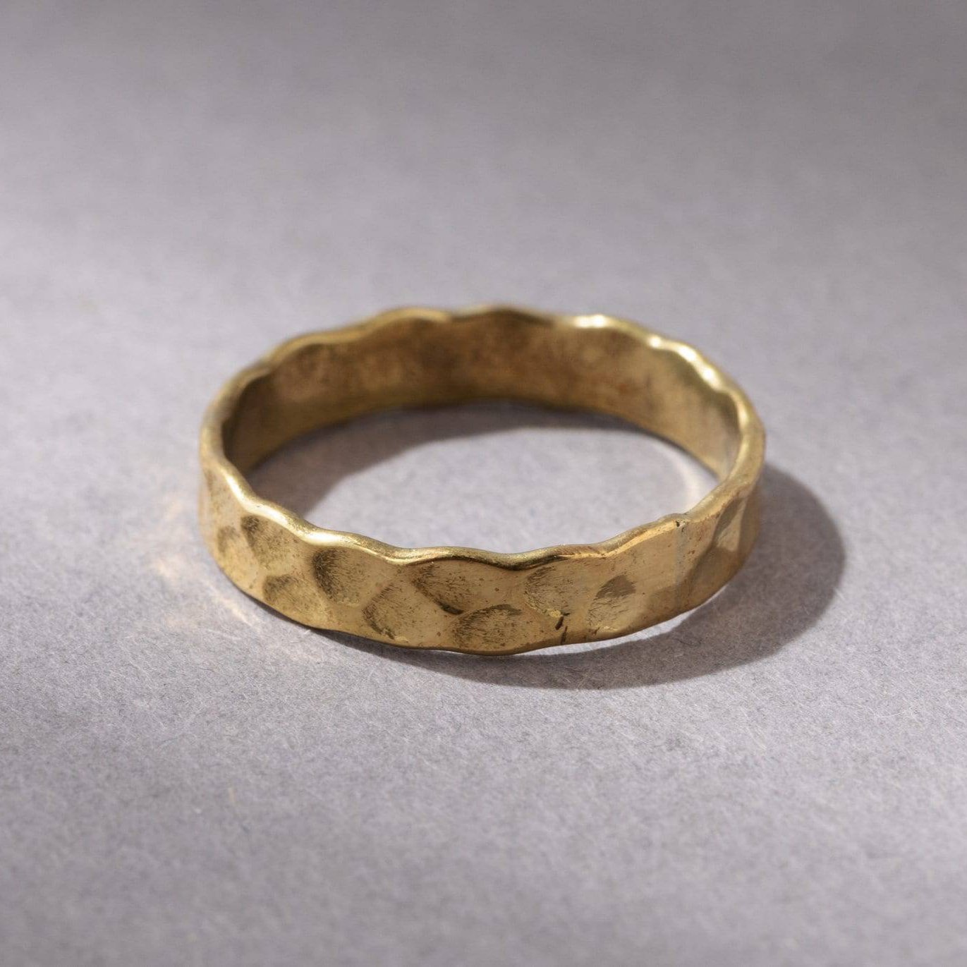 Beschlagener Ring aus Messing gehämmert - NooeBerlin