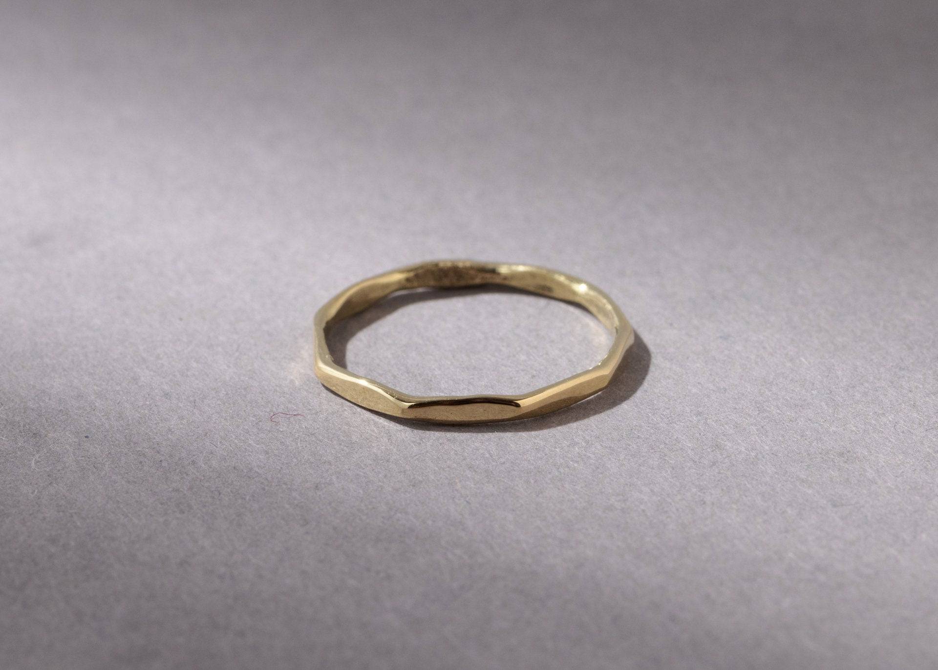 Feiner Ring achteckig handgefertigt aus Messing - NooeBerlin