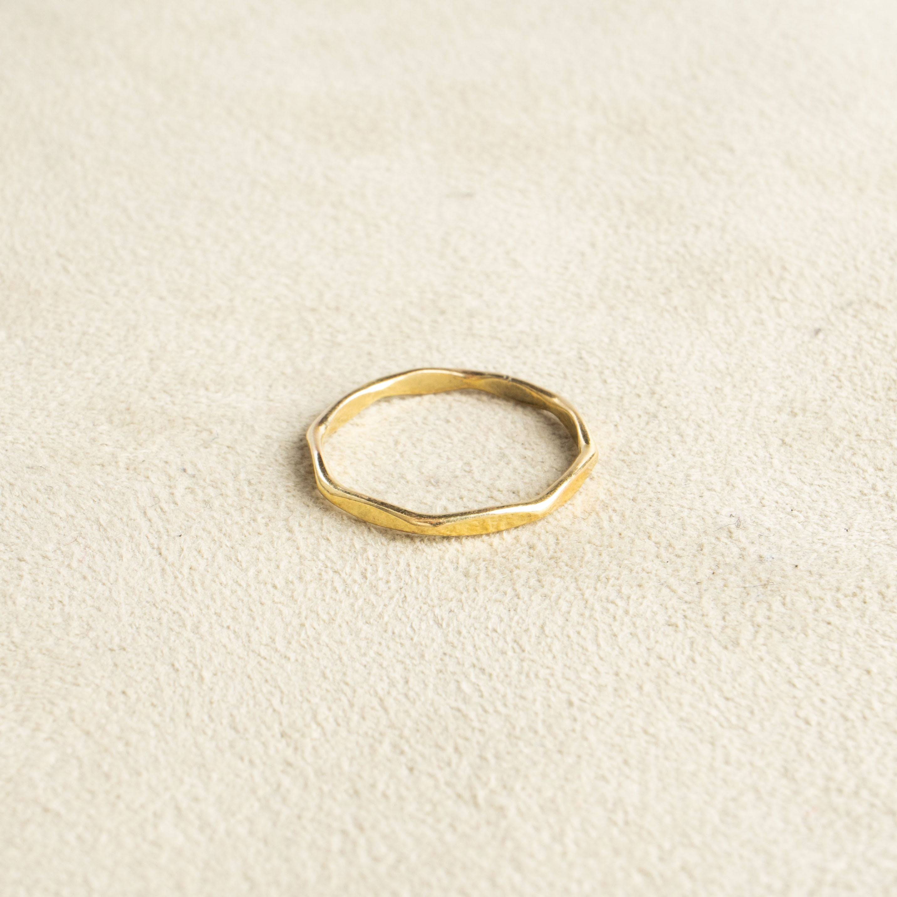 Feiner Ring achteckig handgefertigt aus Messing - NooeBerlin
