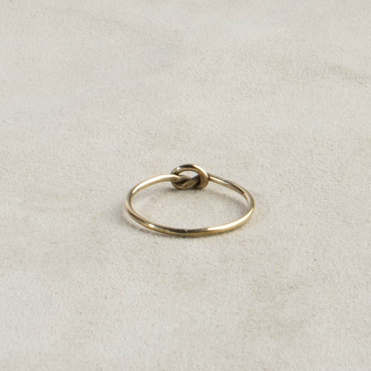 Feiner Ring mit Knoten gold handgemacht - NooeBerlin
