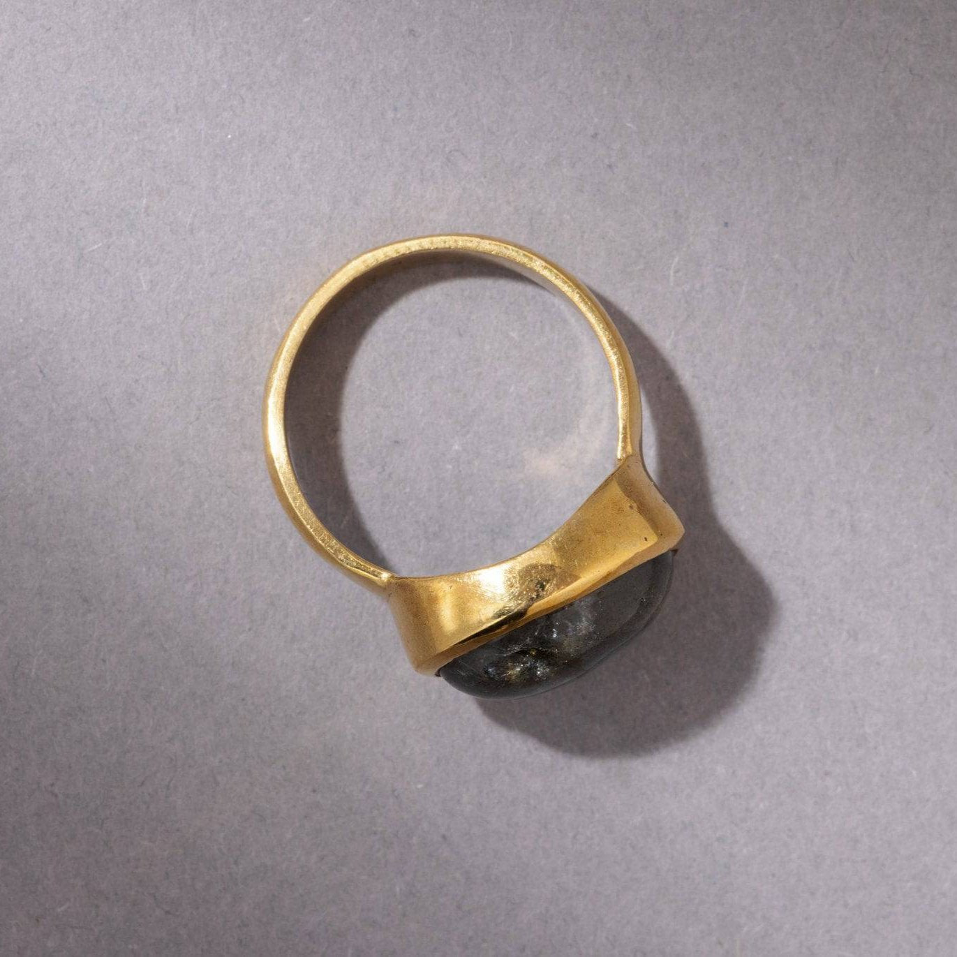 Großer Labradorit Ring mit ovalem Stein - NooeBerlin