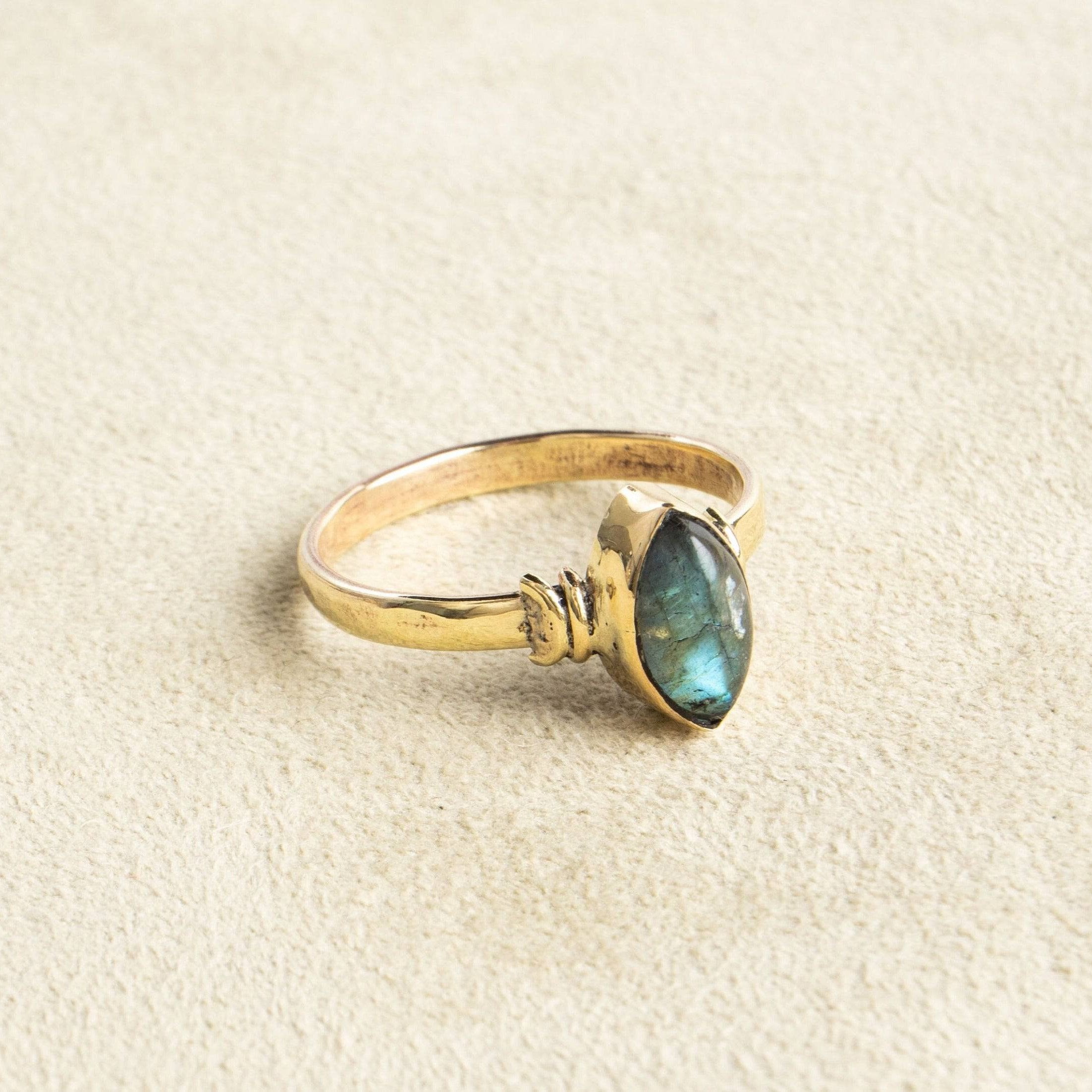 Labradorit Ring mit ovalem Stein Auge - NooeBerlin