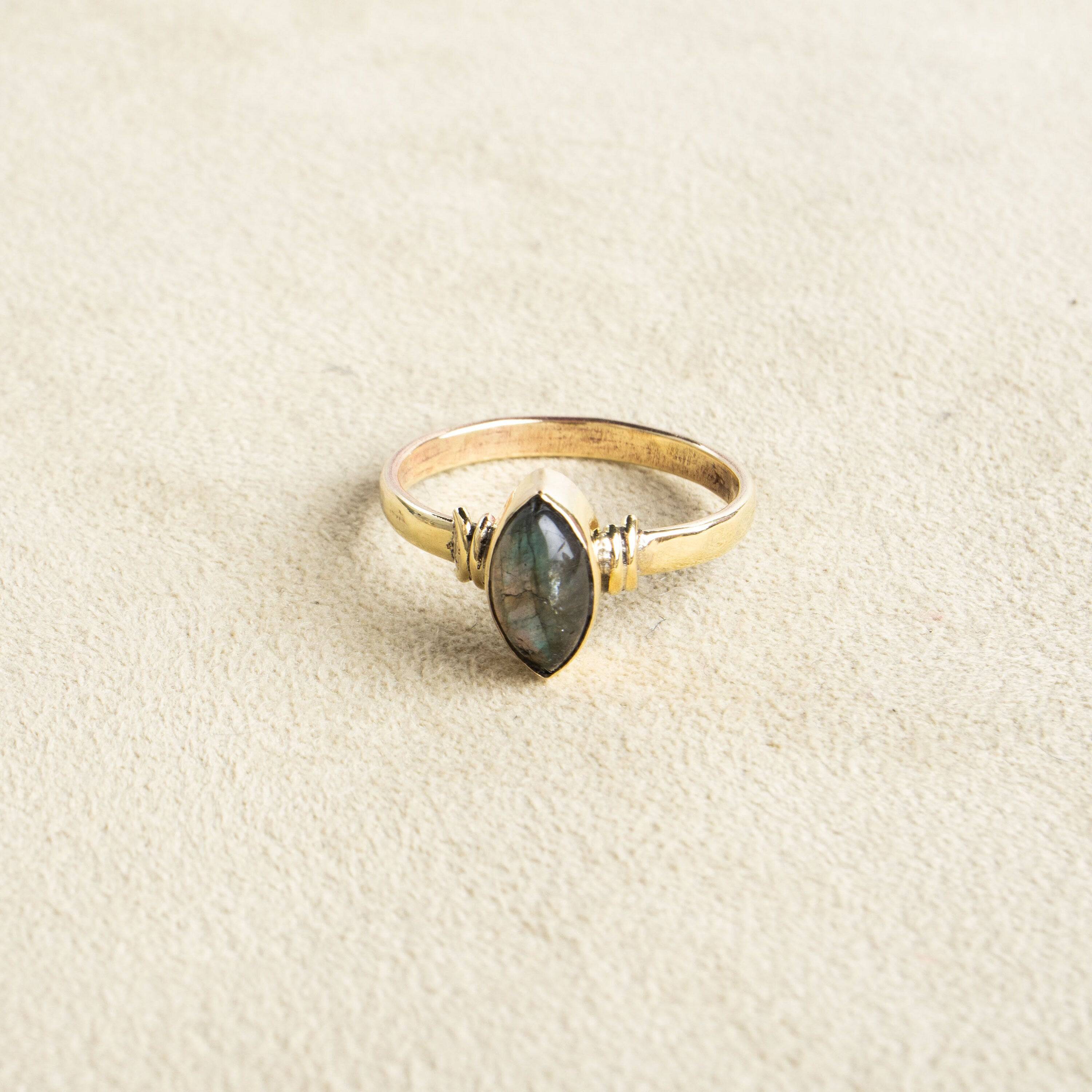 Labradorit Ring mit ovalem Stein Auge - NooeBerlin
