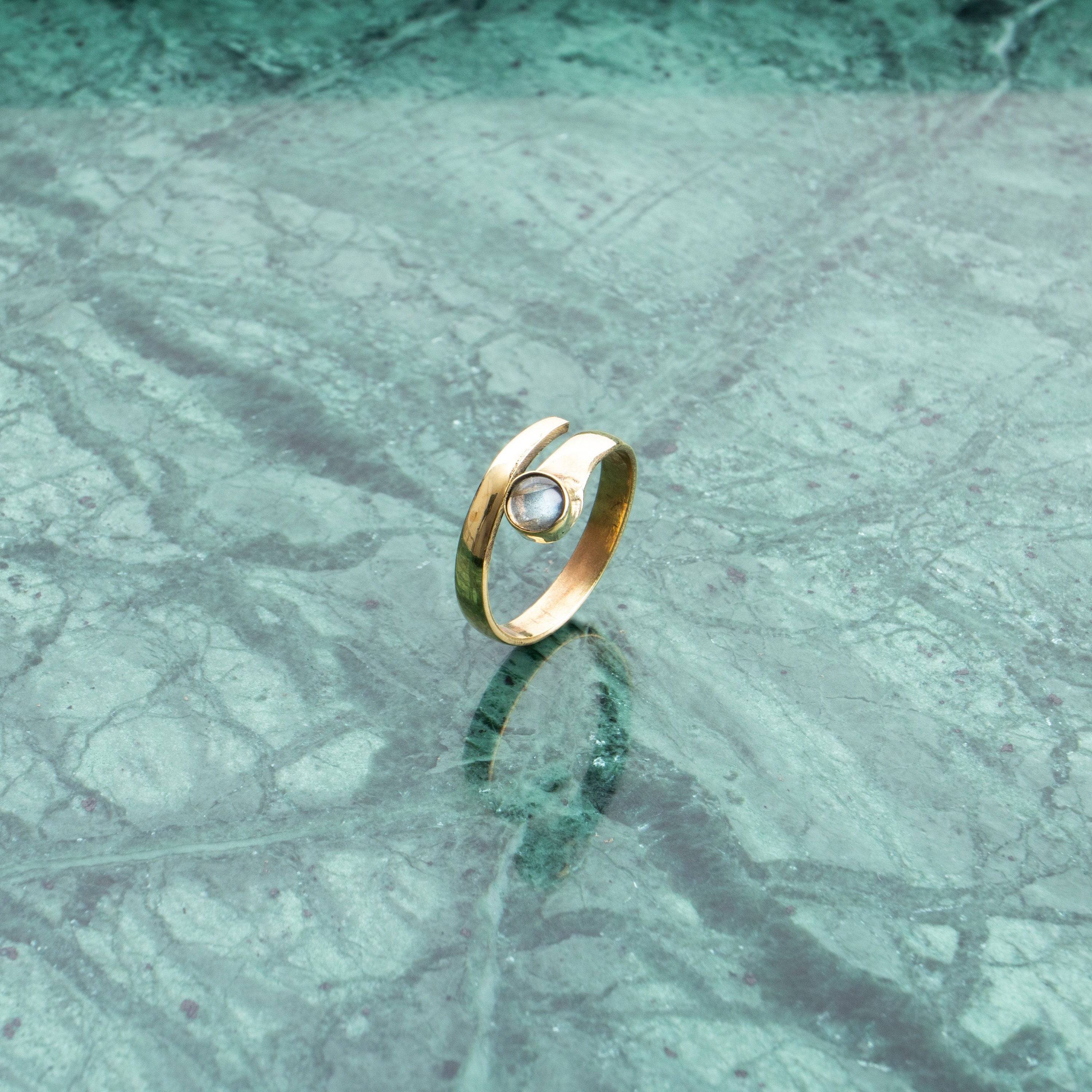 Labradorit Ring offen Spitze gold - NooeBerlin