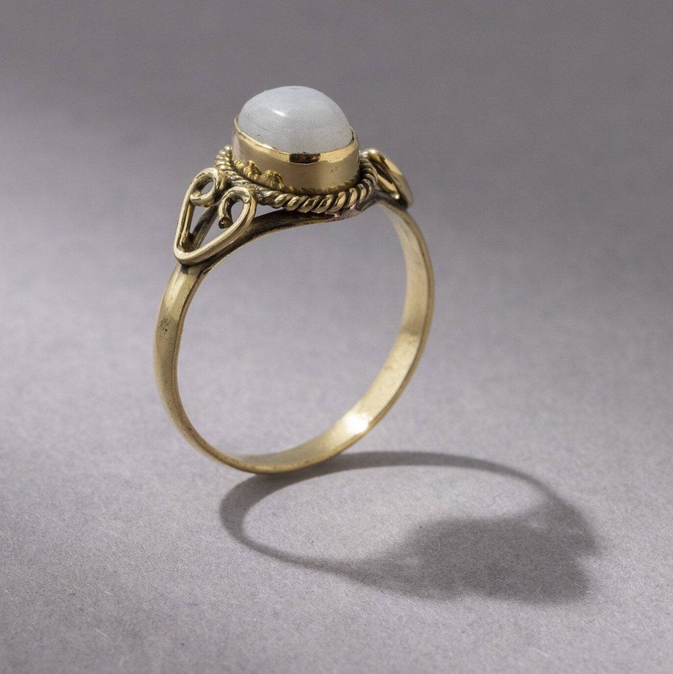 Mondstein Ring mit ovalem Stein gold handgemacht - NooeBerlin