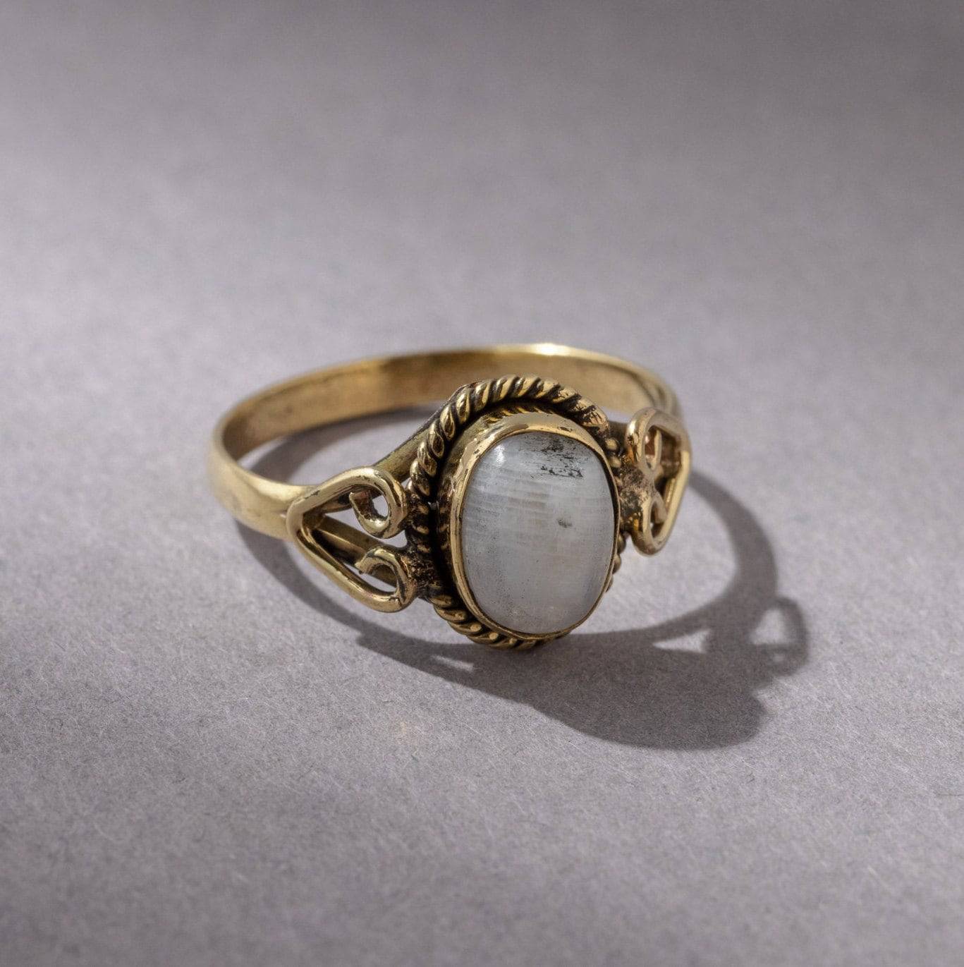 Mondstein Ring mit ovalem Stein gold handgemacht - NooeBerlin