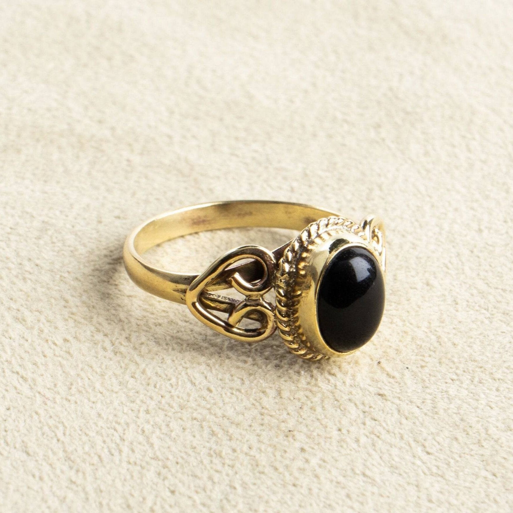 Onyx Ring mit ovalem Stein verspielt handgemacht - NooeBerlin