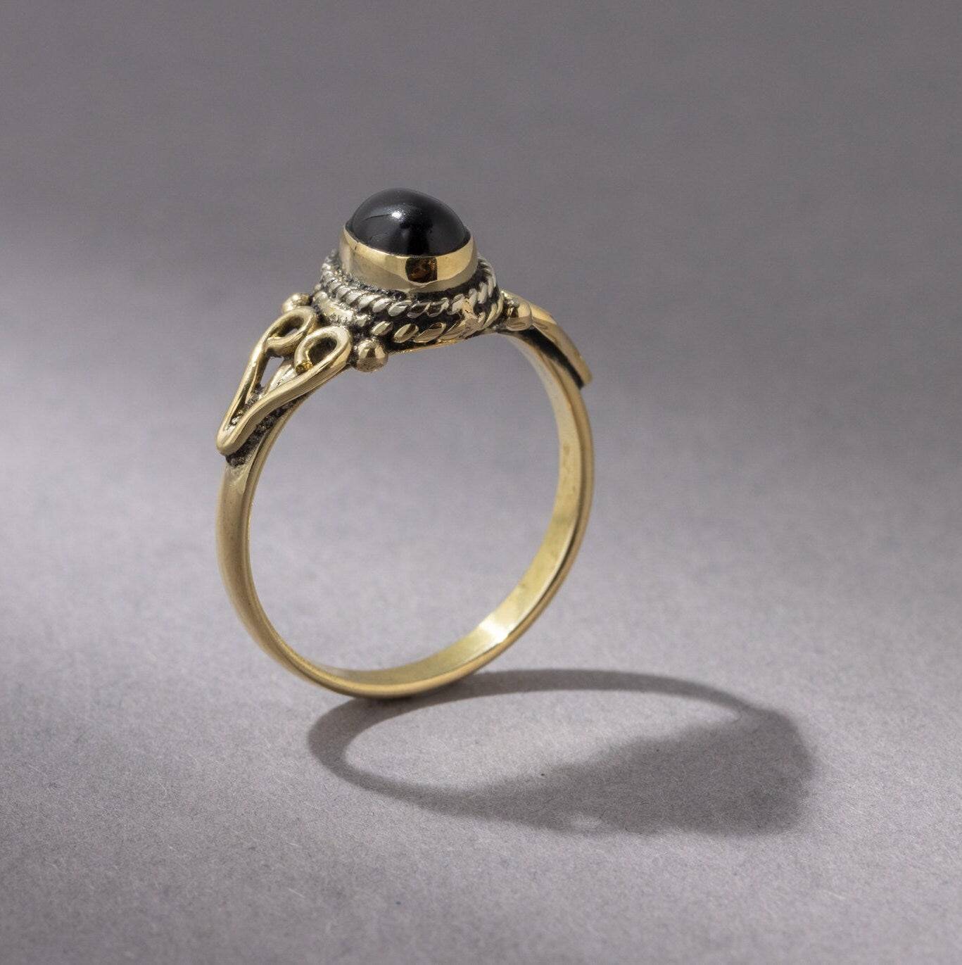 Onyx Ring mit ovalem Stein verspielt handgemacht - NooeBerlin