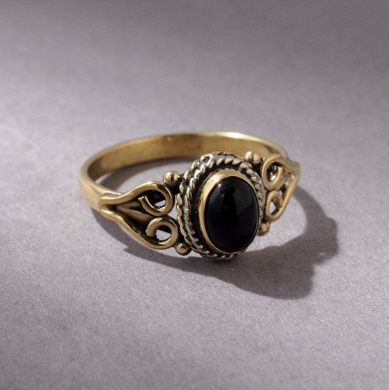 Onyx Ring mit ovalem Stein verspielt handgemacht - NooeBerlin