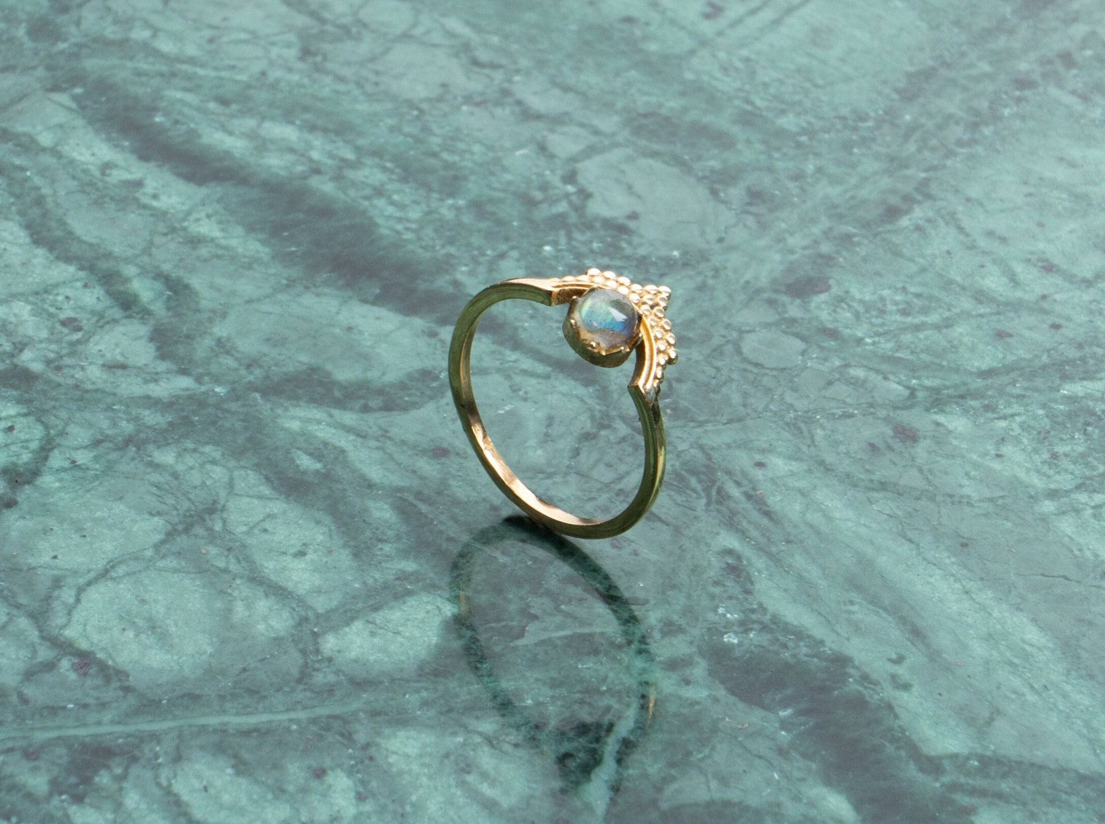 Tiara Kronen Ring mit Labradorit handgemacht - NooeBerlin