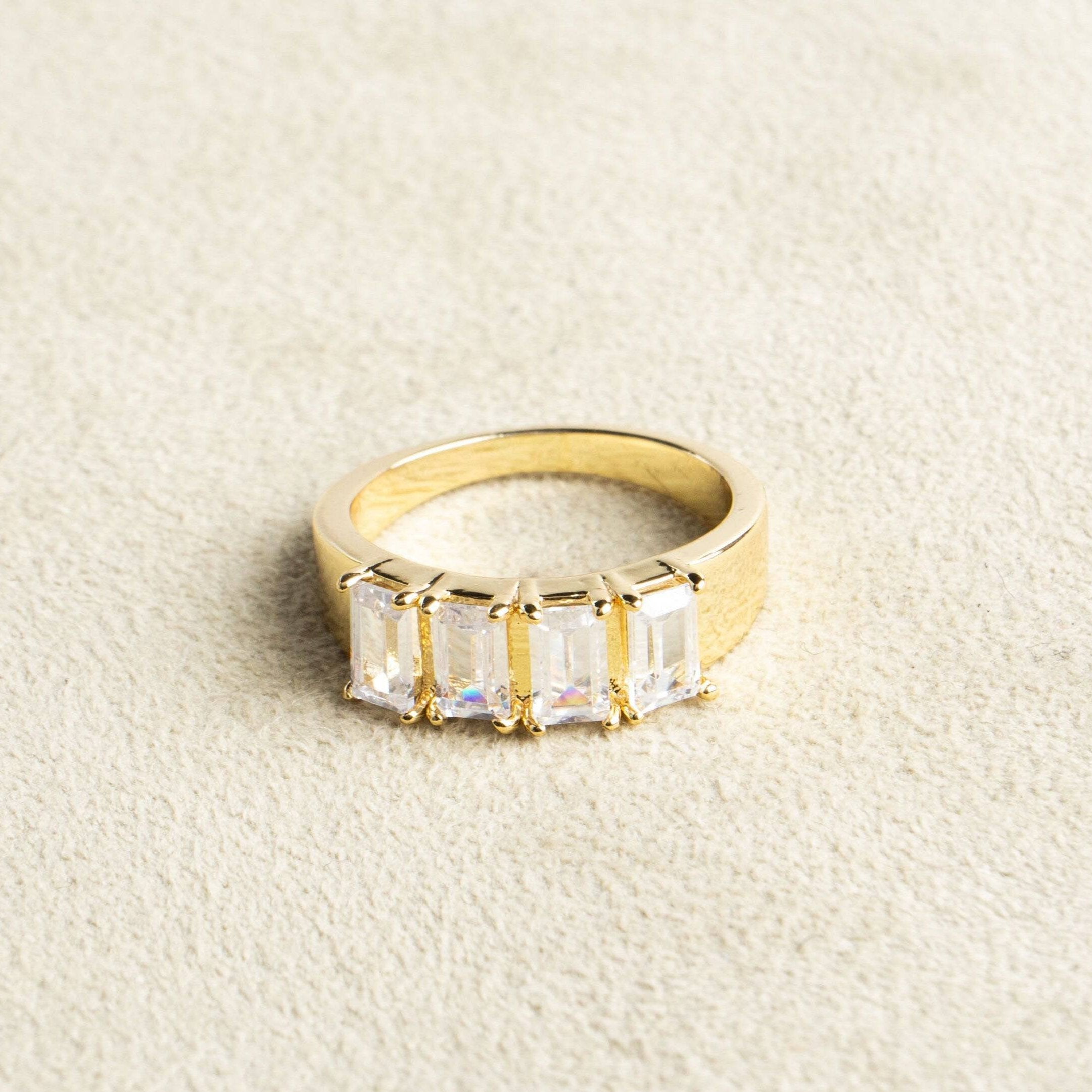 Vergoldeter Ring mit vier Zirkonen - NooeBerlin