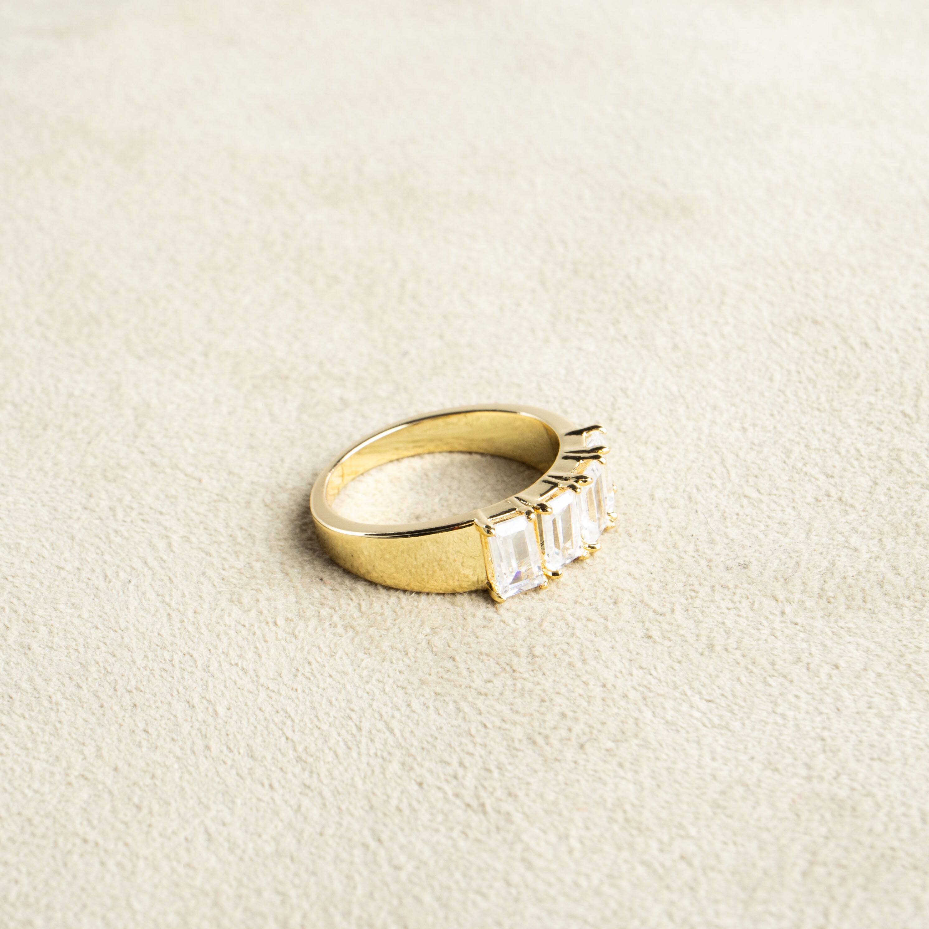 Vergoldeter Ring mit vier Zirkonen - NooeBerlin