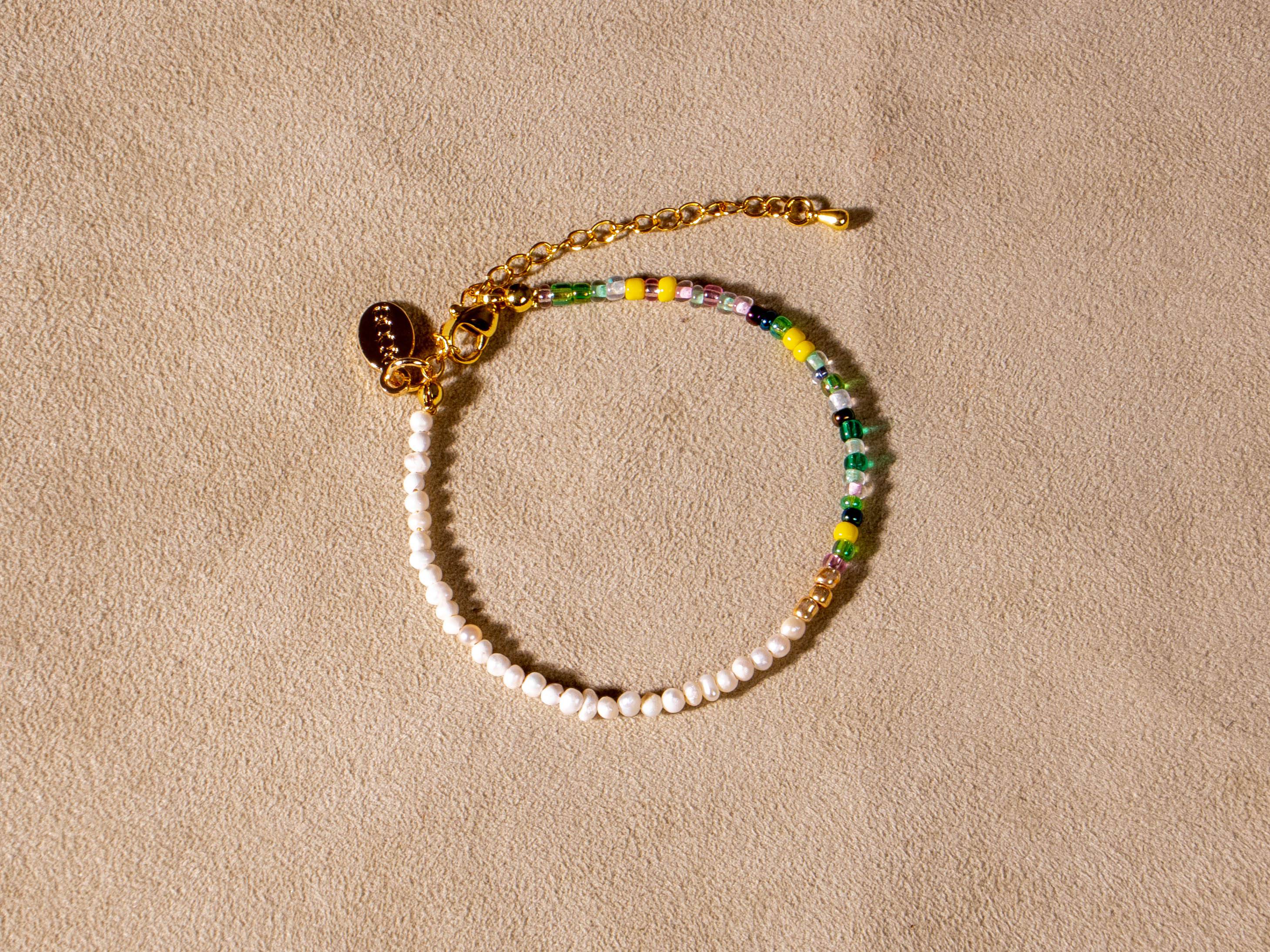 Perlenarmband mit bunten Rocailles Perlen grün, gelb, rosa handgemacht gold - NooeBerlin