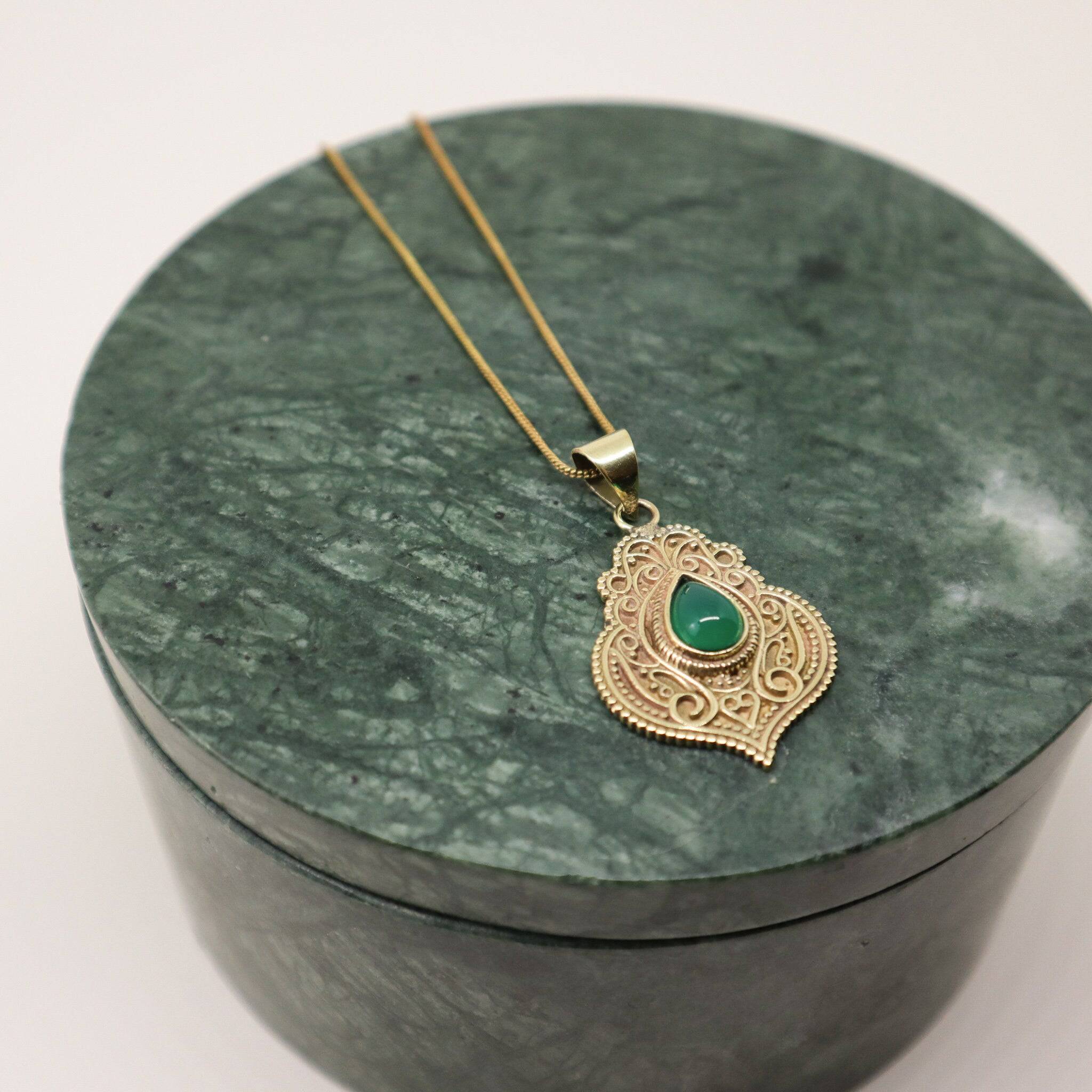 Grüner Onyx Mandala Kette gold handgemacht - NooeBerlin
