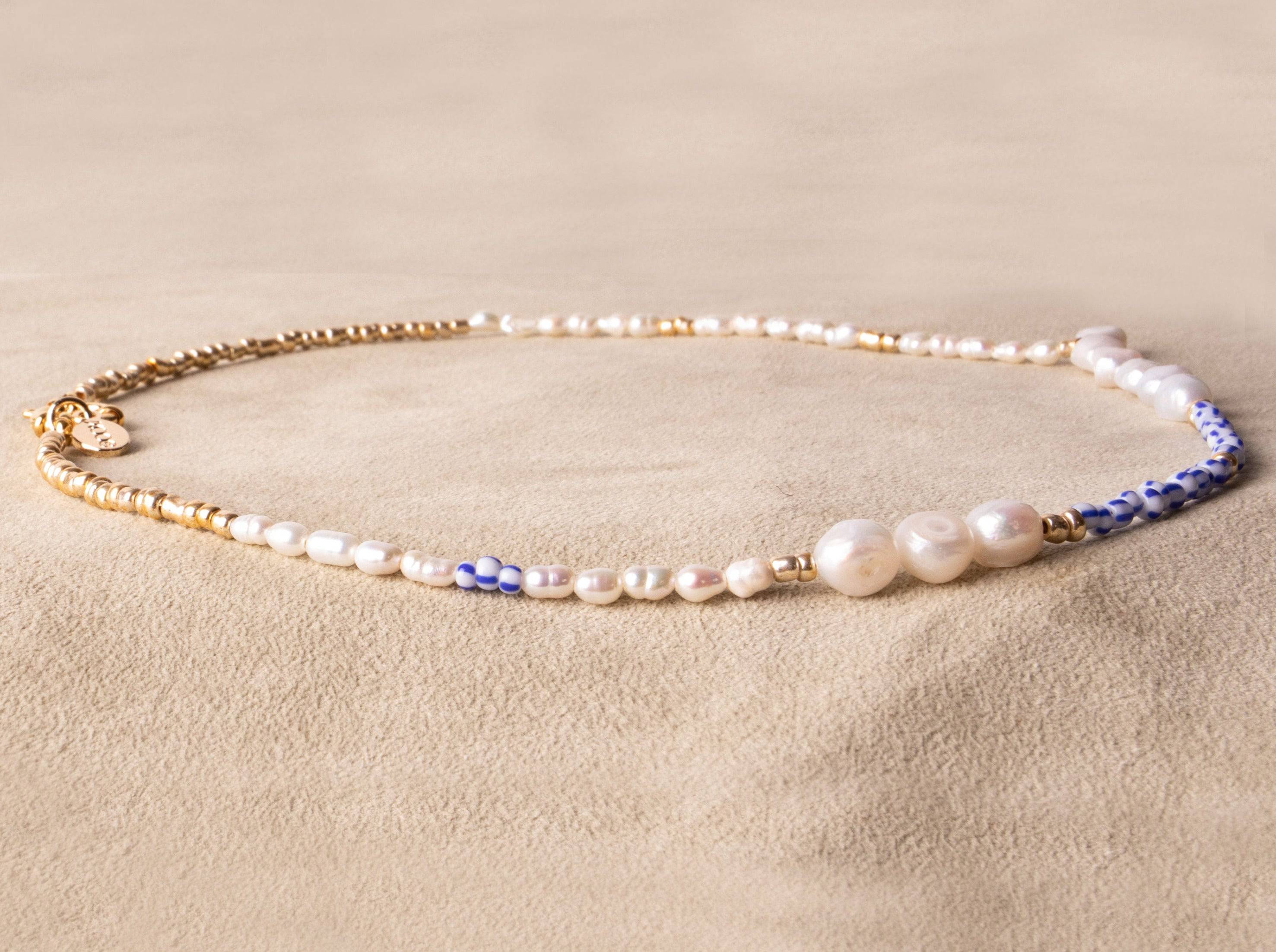 BLUE WAVE - Handgemachte verspielte Perlenkette - Kette Perlen blau gold weiß vergoldet - NooeBerlin
