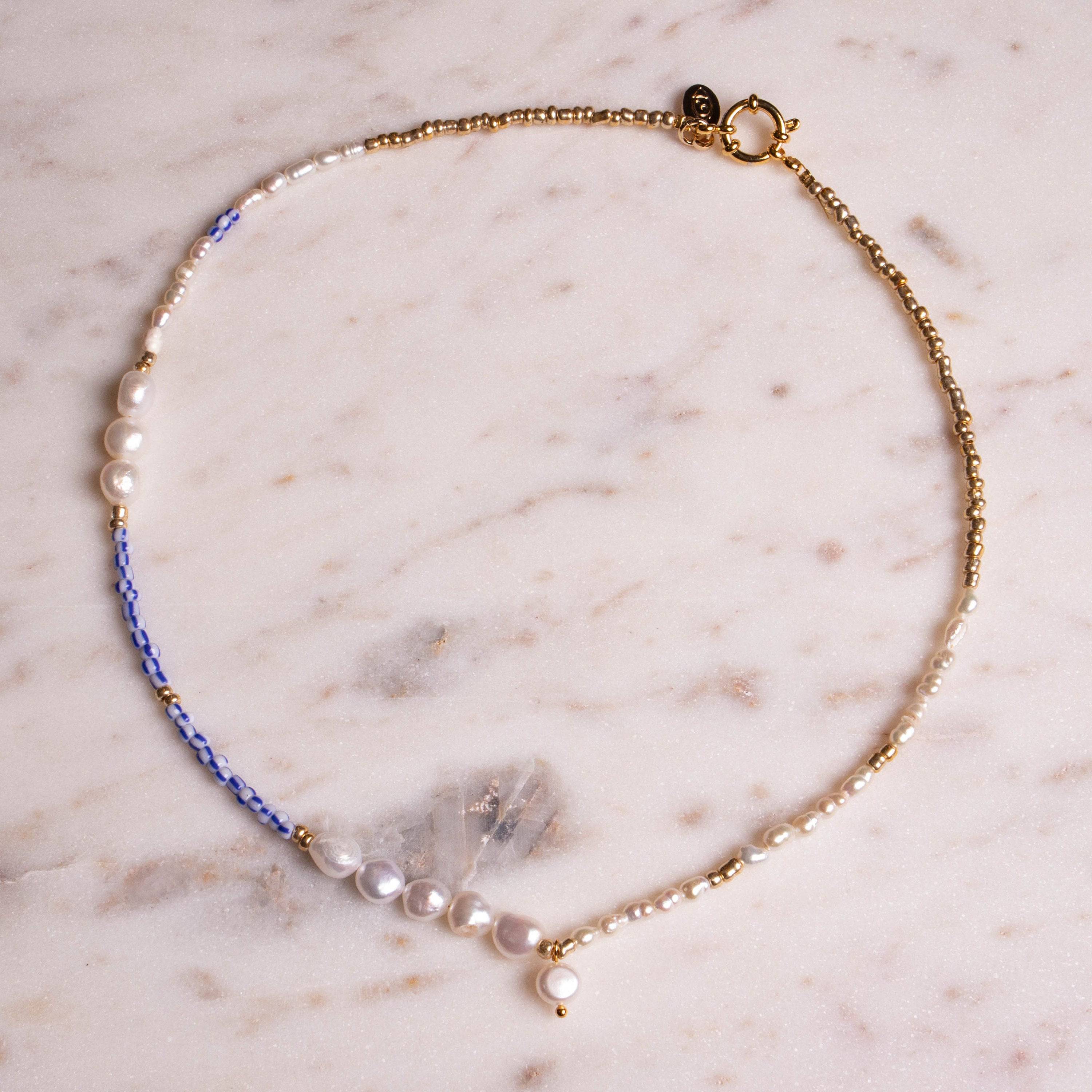 BLUE WAVE - Handgemachte verspielte Perlenkette - Kette Perlen blau gold weiß vergoldet - NooeBerlin