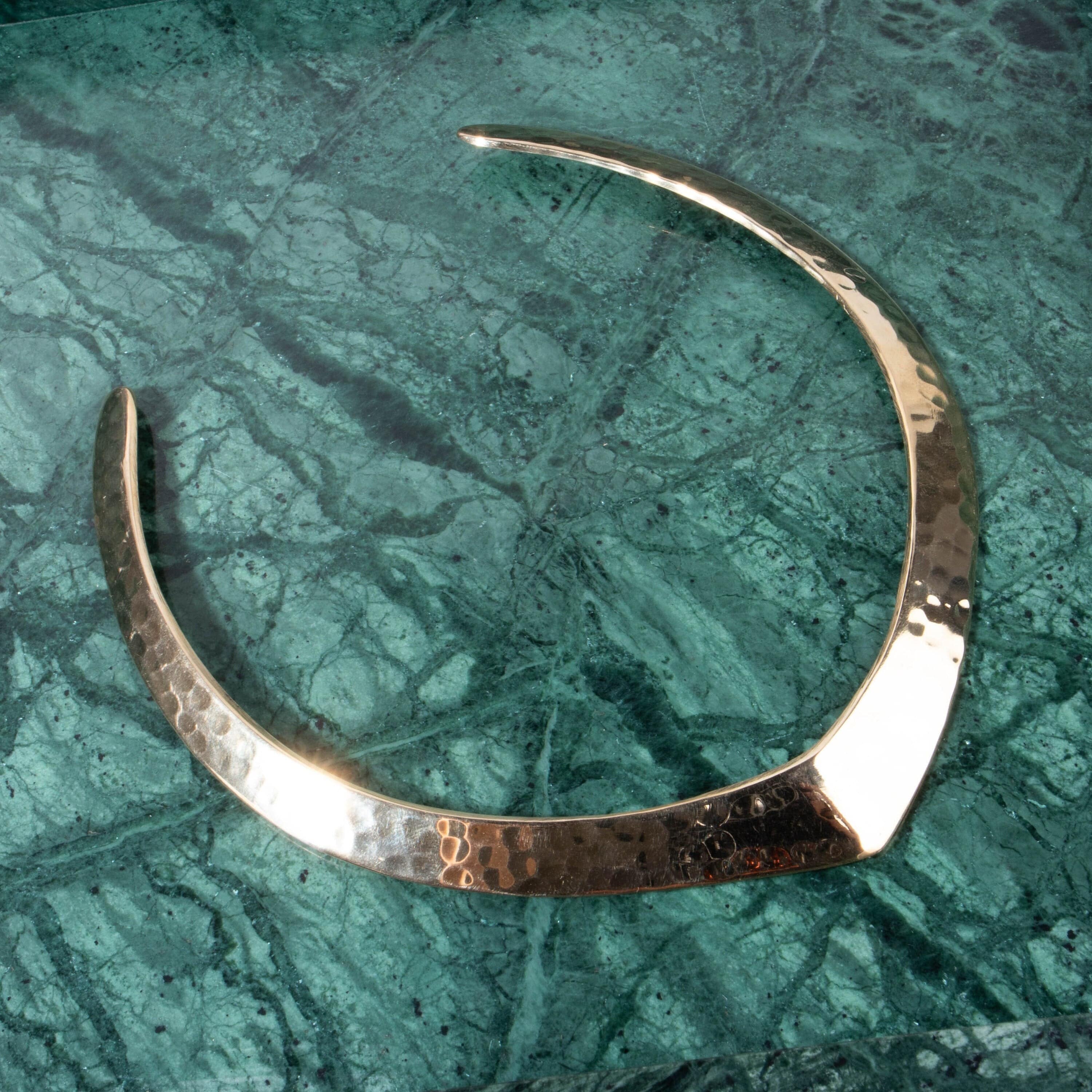 Chevron Halskette goldfarben - V-förmiger Choker Kette aus Messing handgefertigt - NooeBerlin