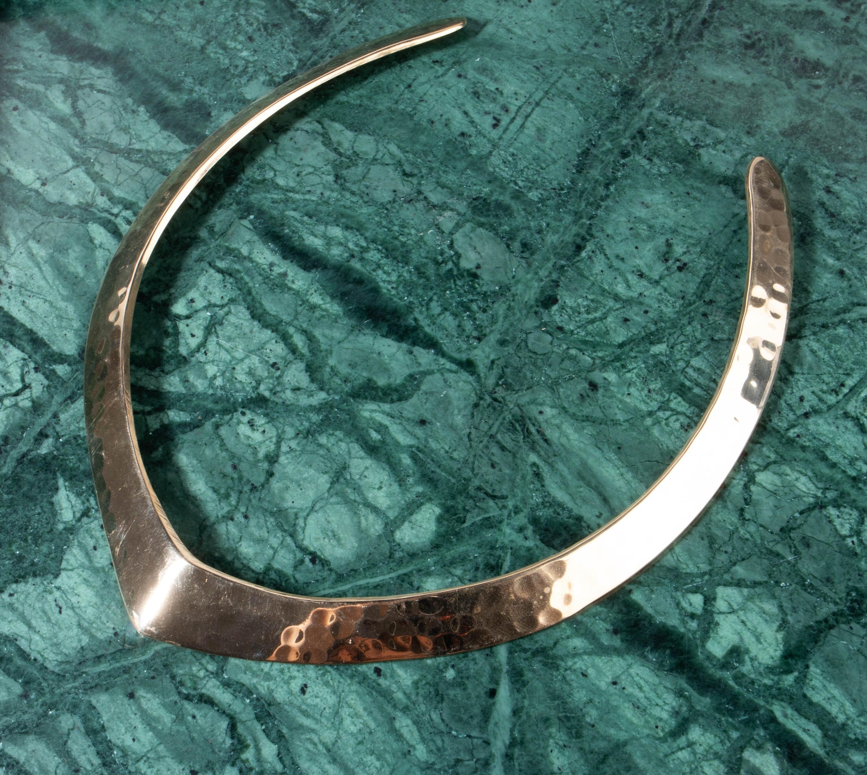 Chevron Halskette goldfarben - V-förmiger Choker Kette aus Messing handgefertigt - NooeBerlin