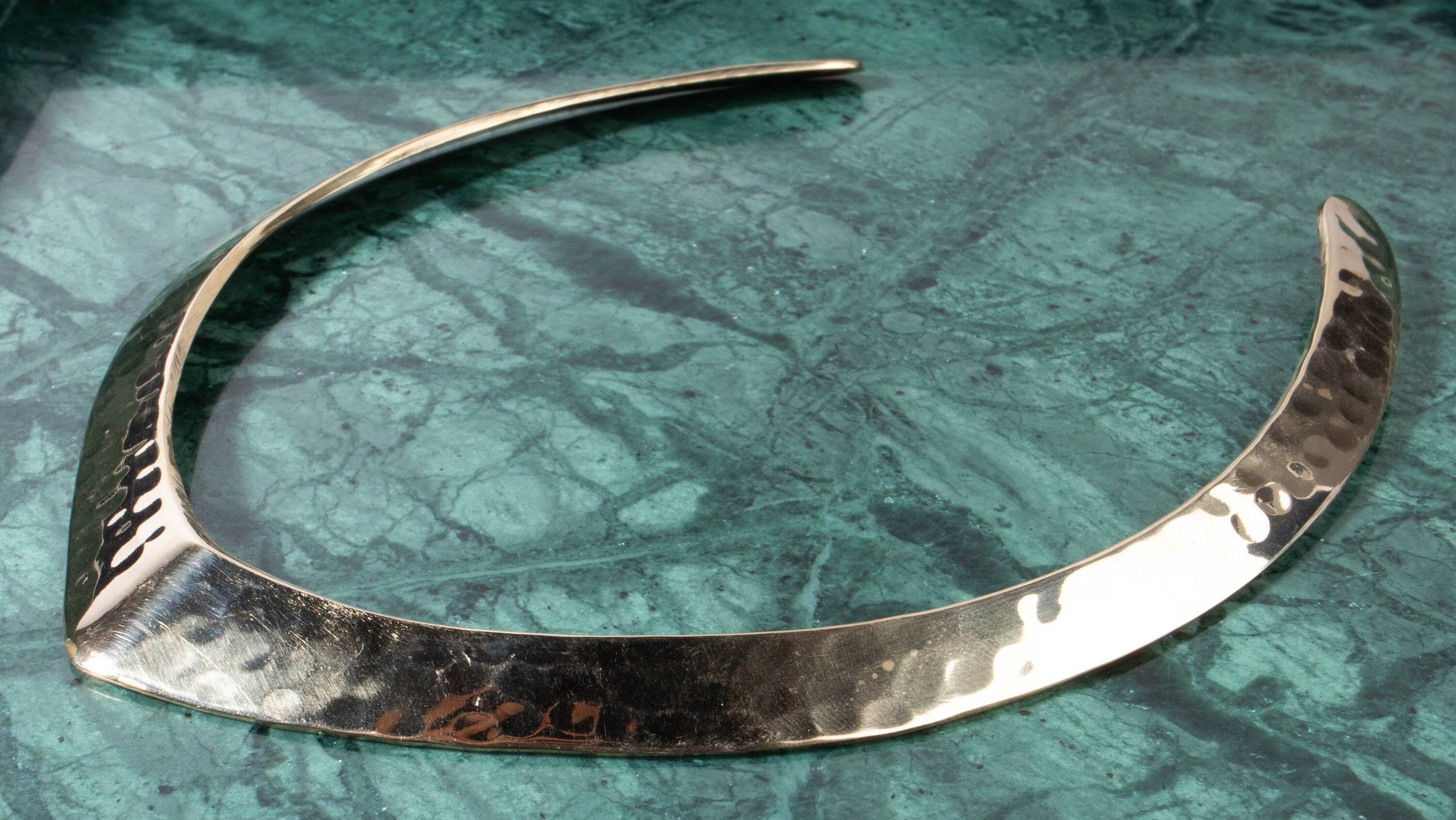Chevron Halskette goldfarben - V-förmiger Choker Kette aus Messing handgefertigt - NooeBerlin