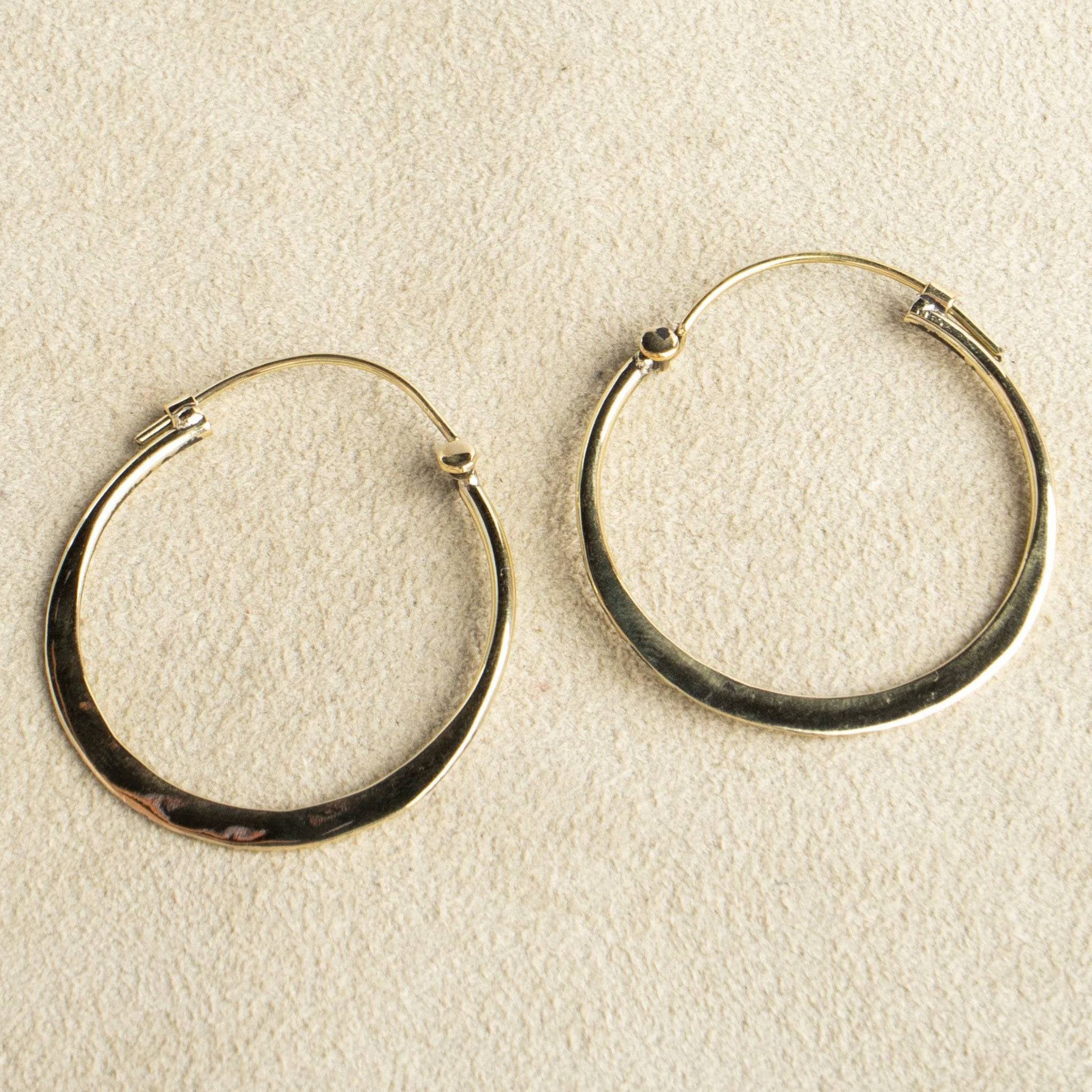 Asymmetrische Creolen Messing 3 cm - NooeBerlin