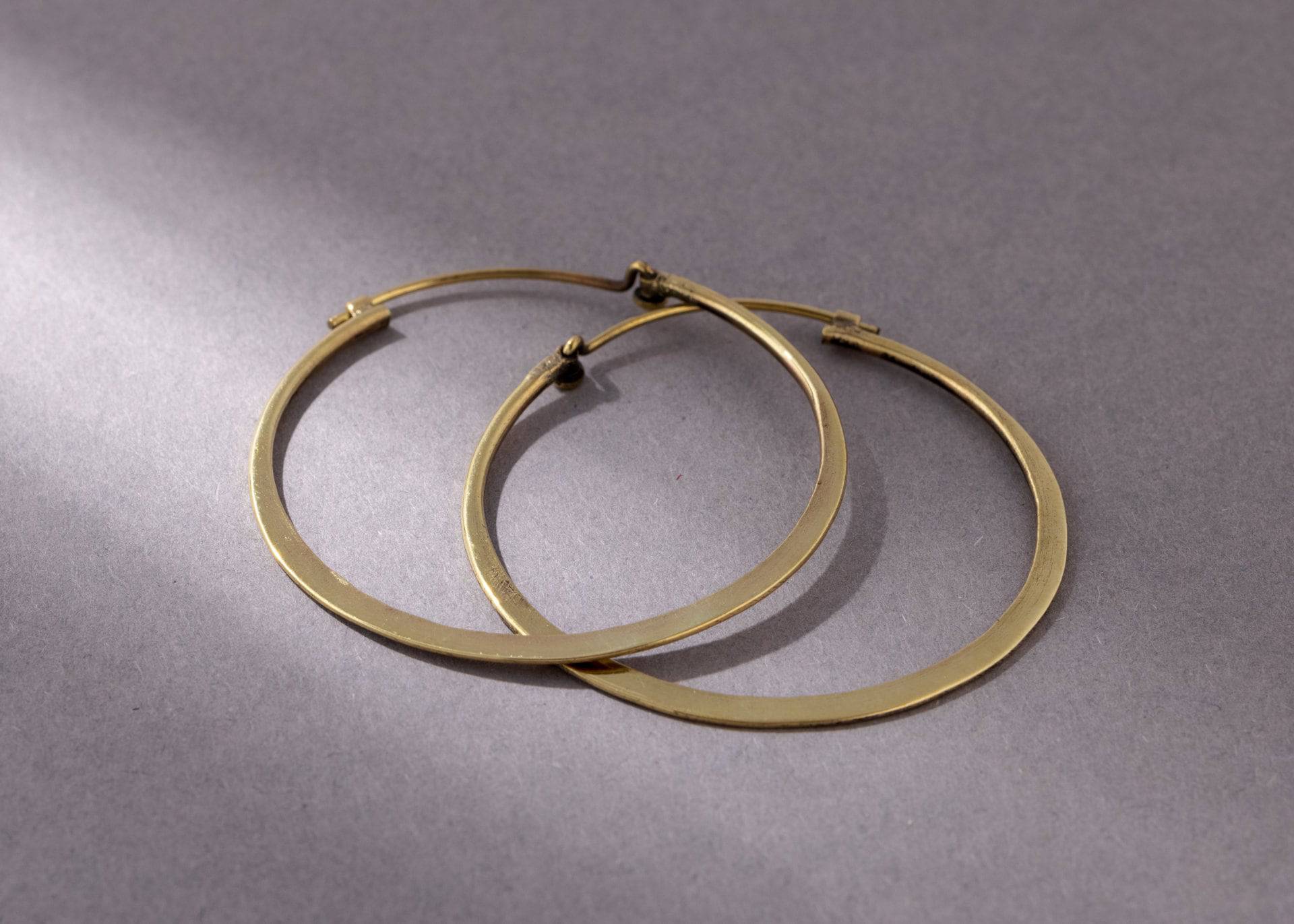 Asymmetrische Creolen Messing 3 cm - NooeBerlin