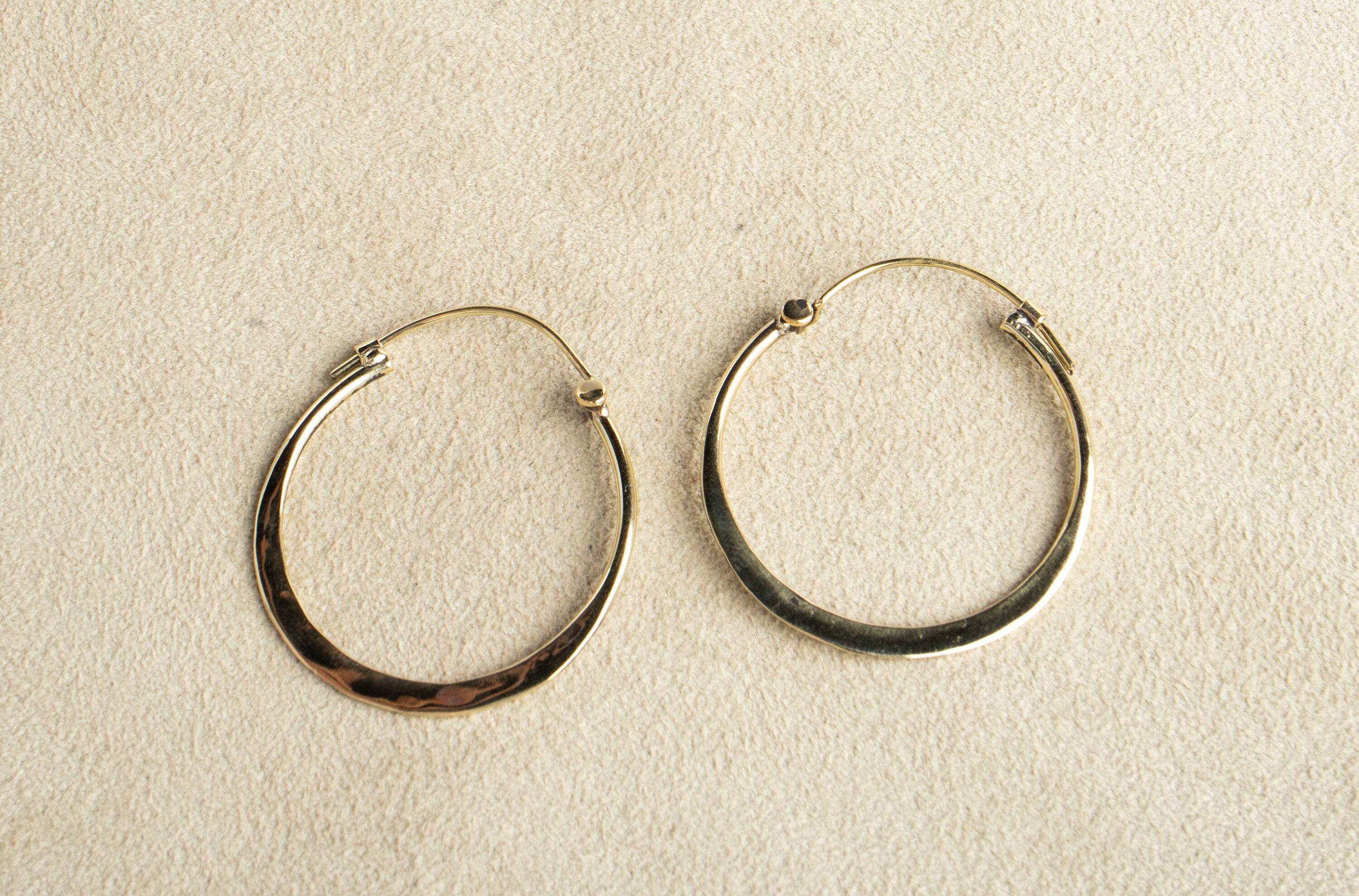 Asymmetrische Creolen Messing 3 cm - NooeBerlin