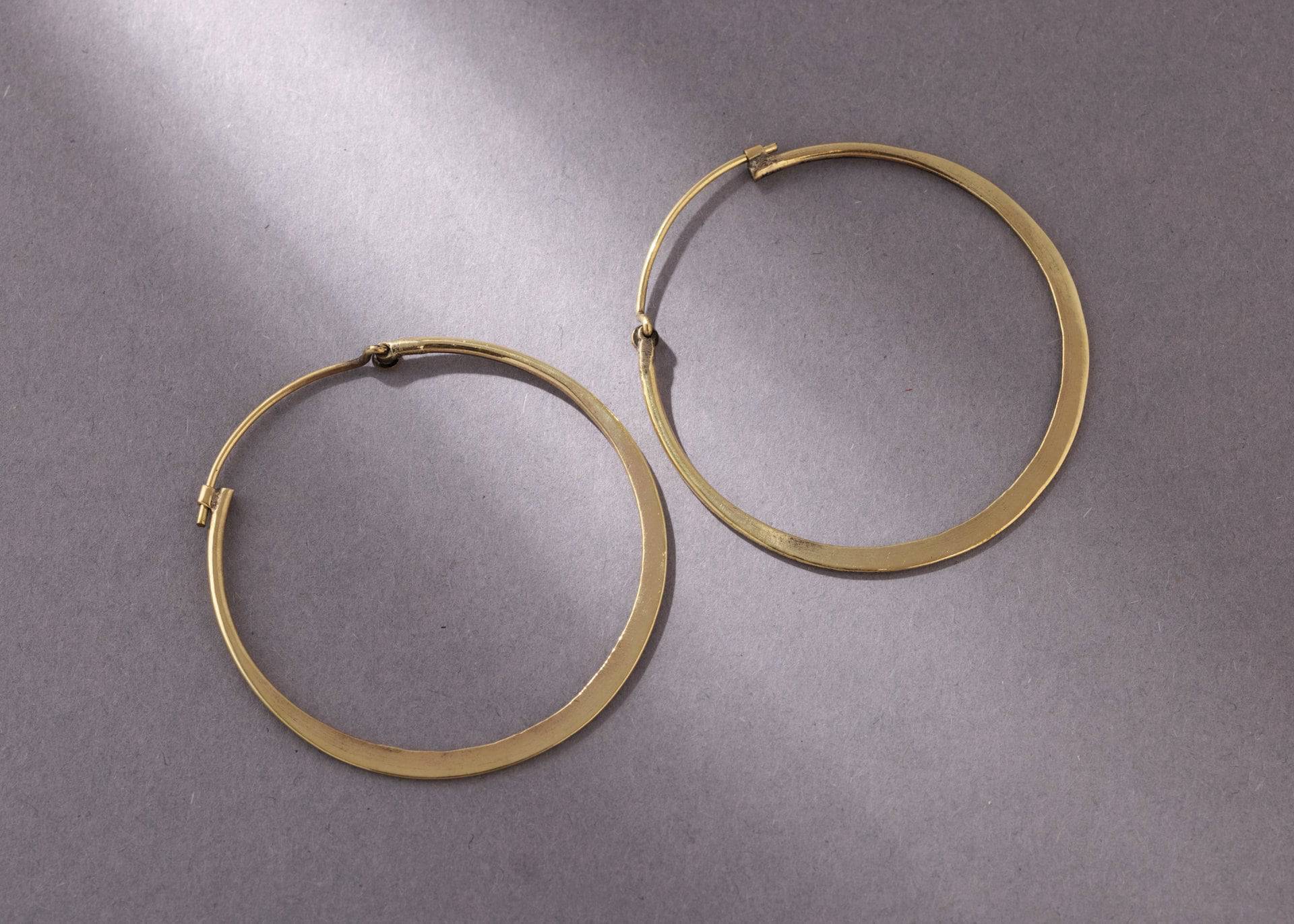 Asymmetrische Creolen Messing 3 cm - NooeBerlin