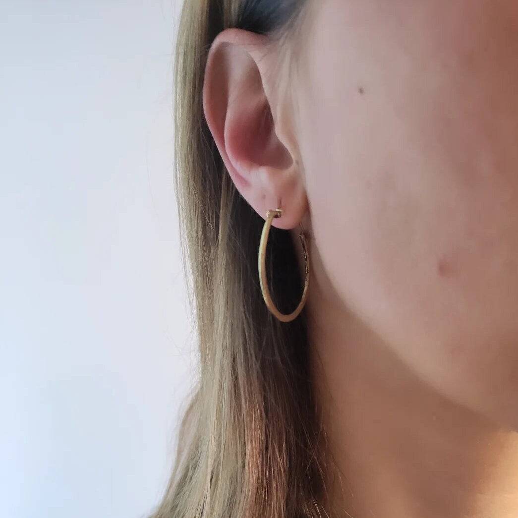 Asymmetrische Creolen Messing 3 cm - NooeBerlin
