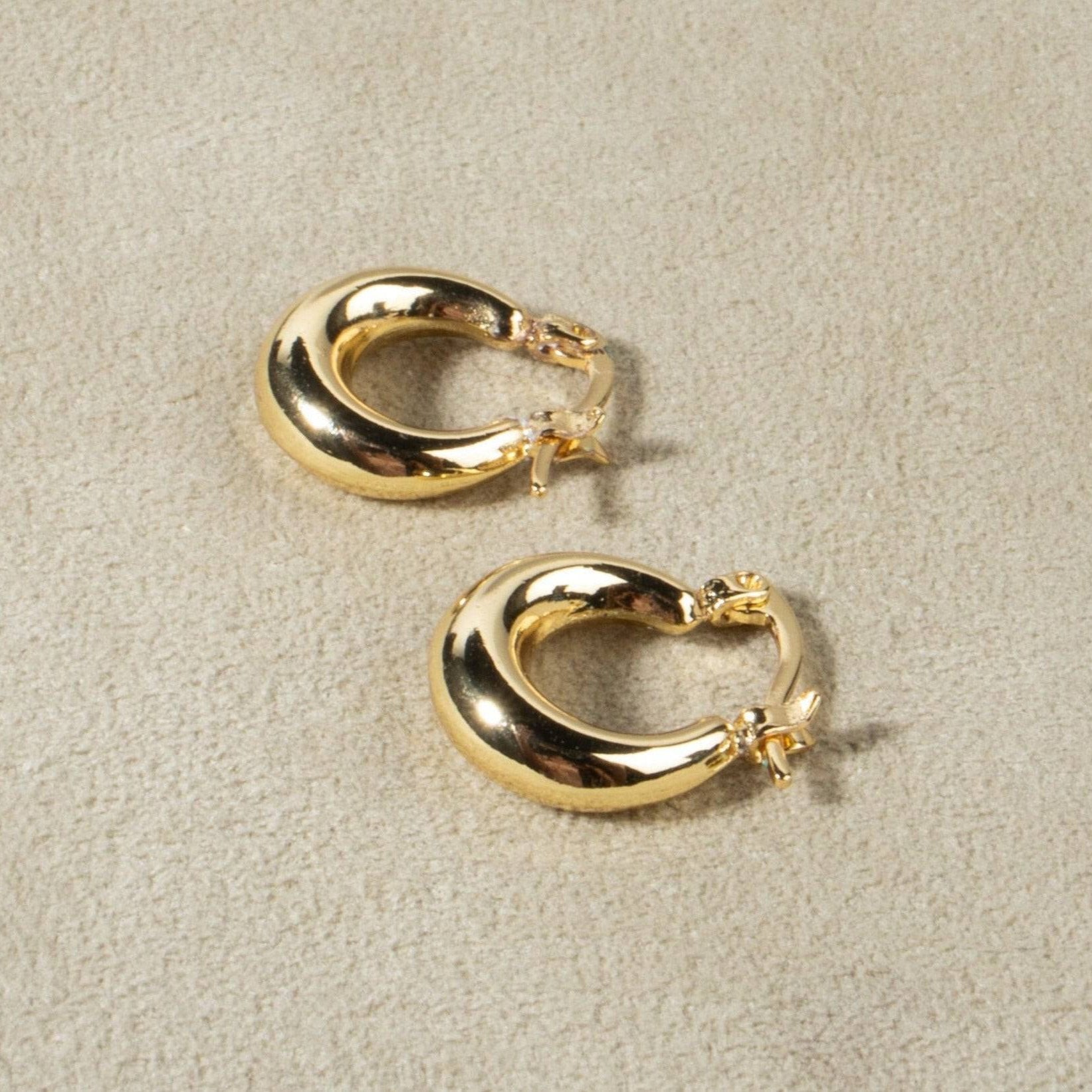 Chunky Creolen huggies vergoldet gold klein - NooeBerlin