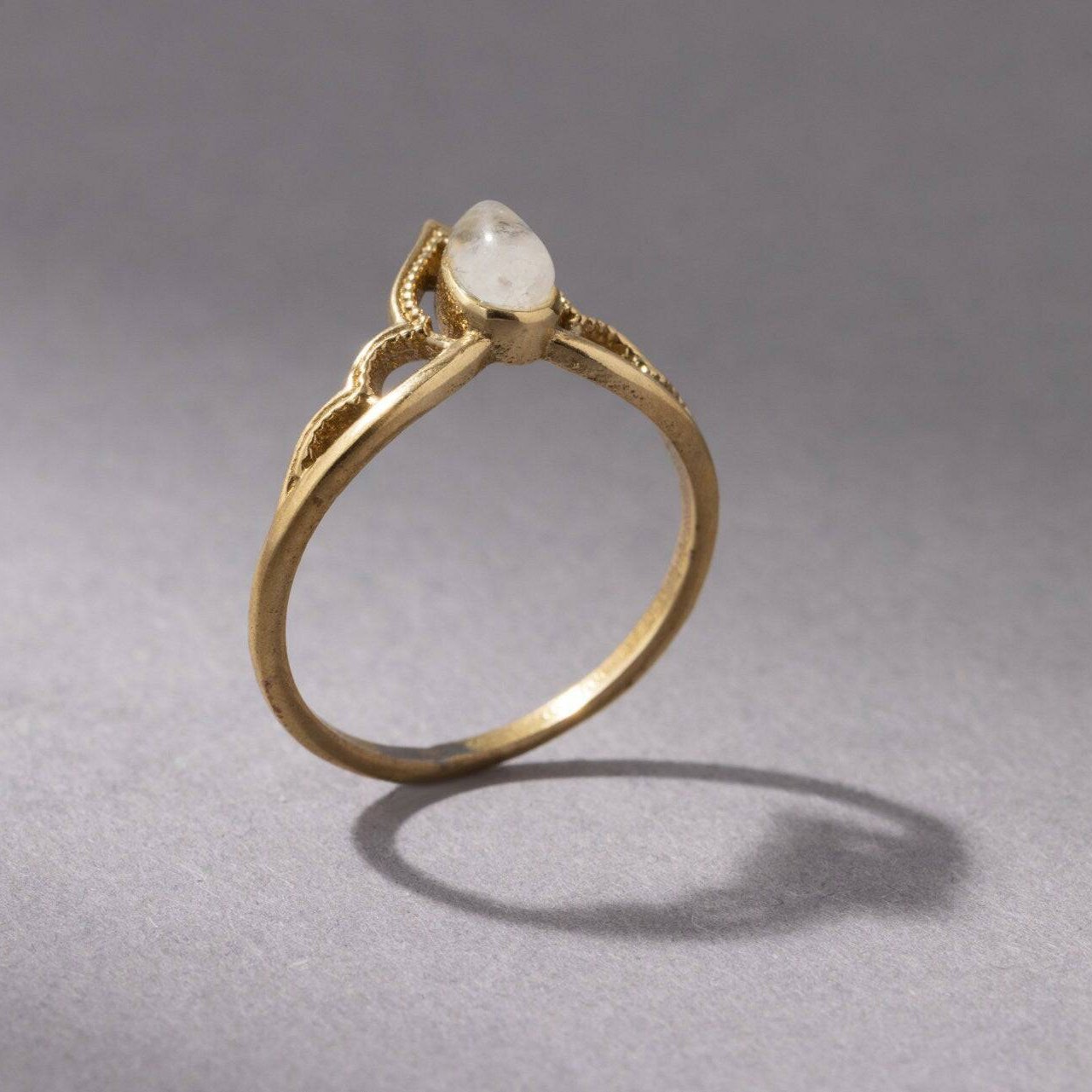 Tiara Kronen Ring mit Mondstein Spitze gold handgemacht - NooeBerlin